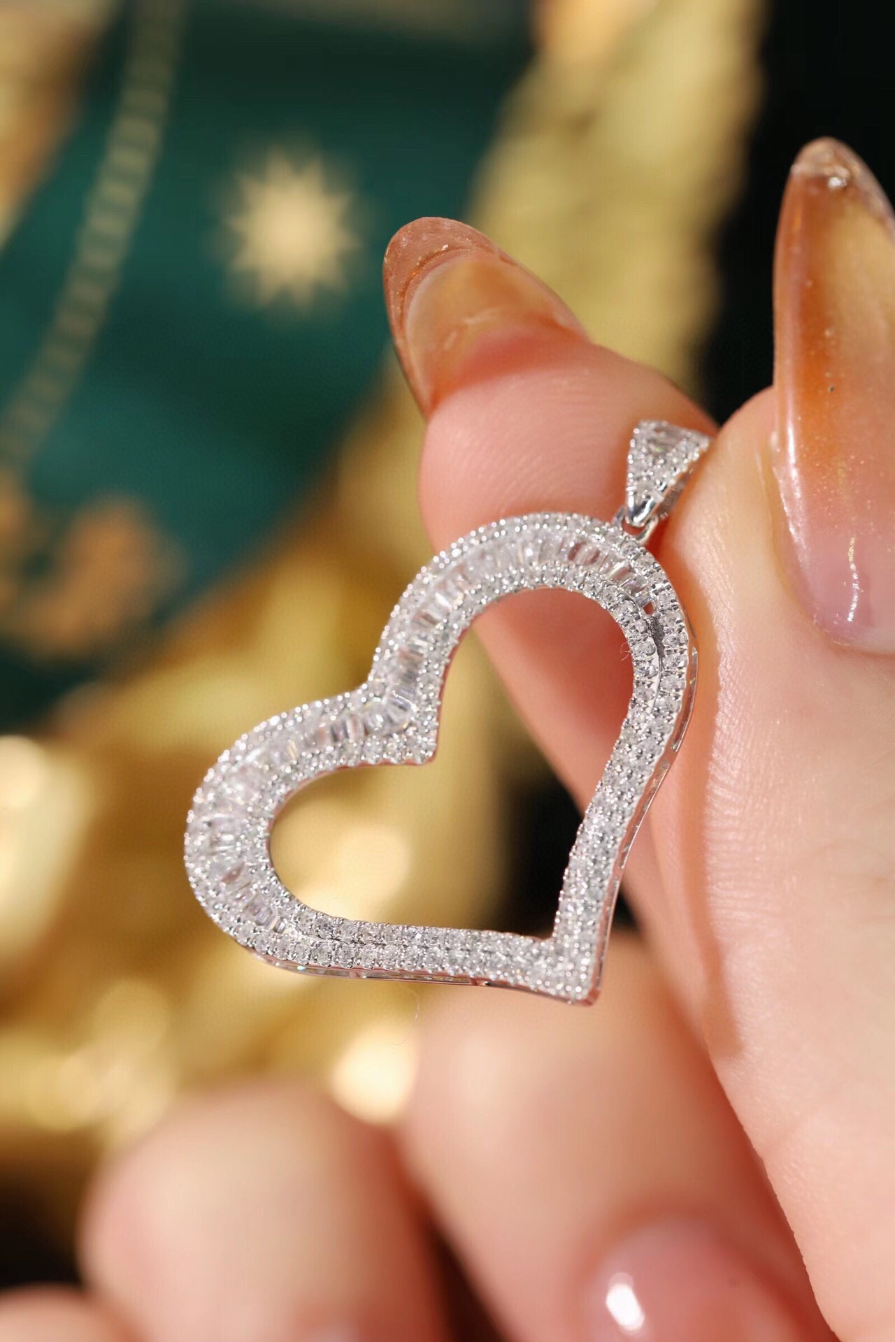 18K gold heart pendant, set with a 0.65-carat natural diamond (chain not included)