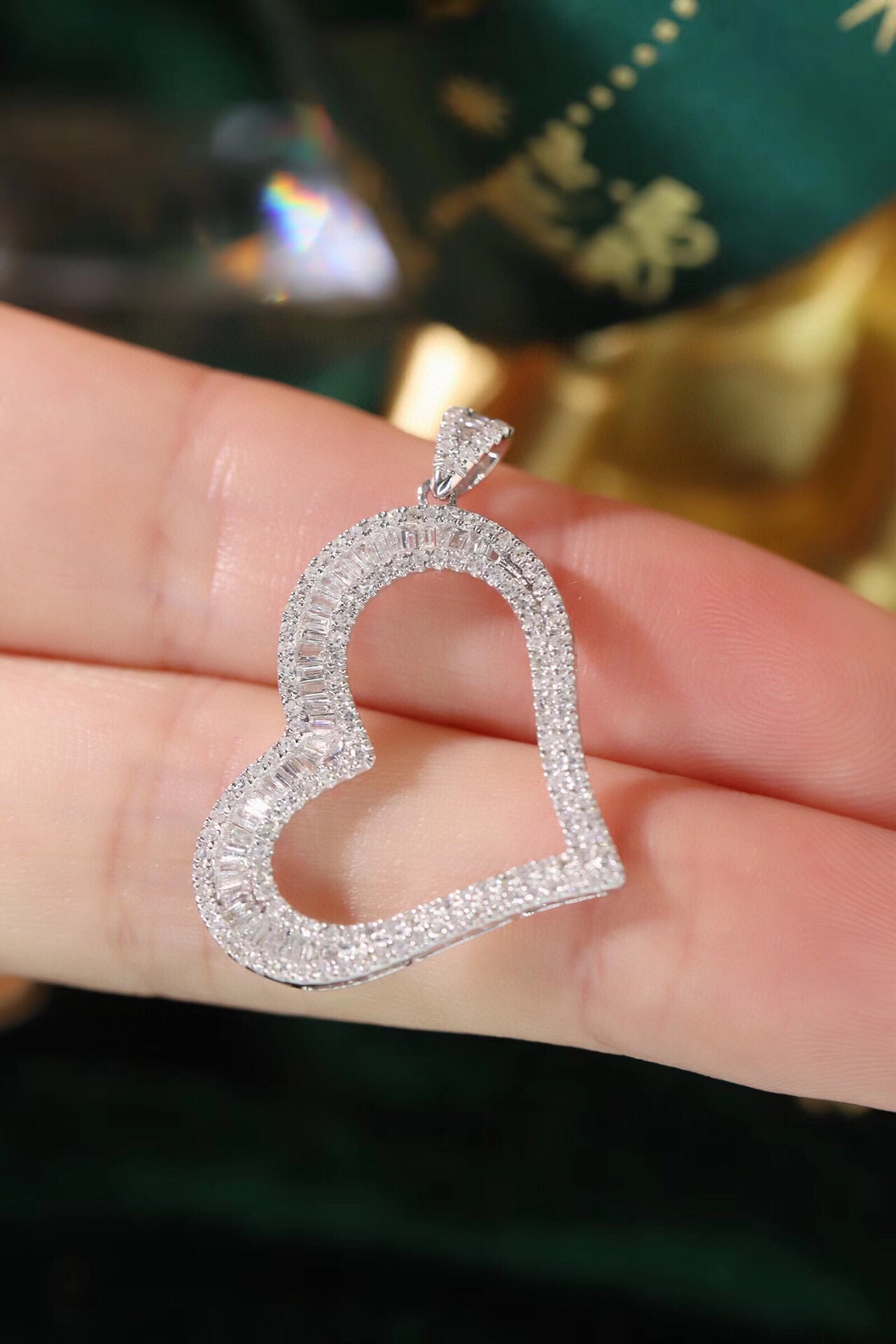 18K gold heart pendant, set with a 0.65-carat natural diamond (chain not included)