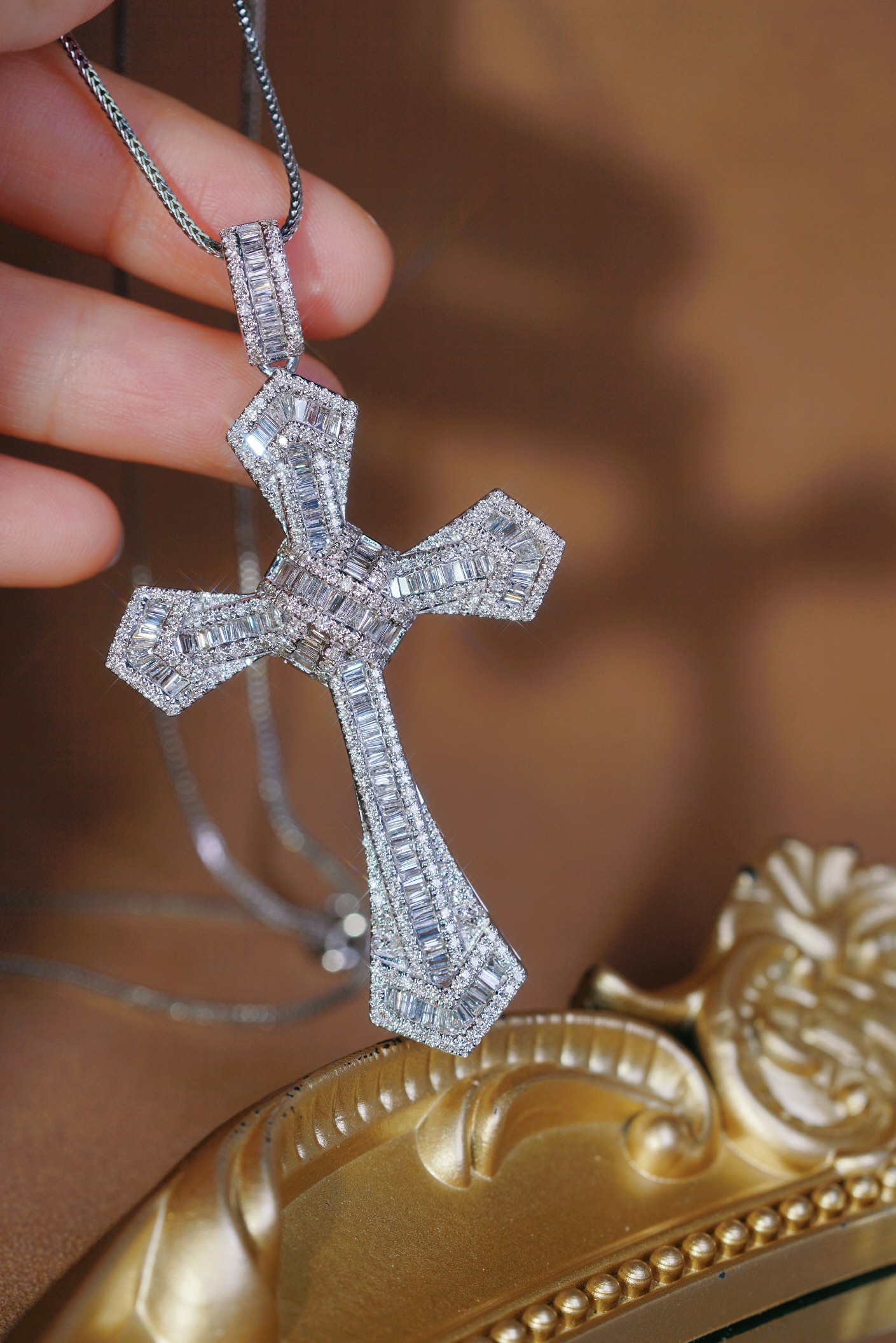 18k gold pendant with a natural diamond of 3.2ct, cross design (chain not included)