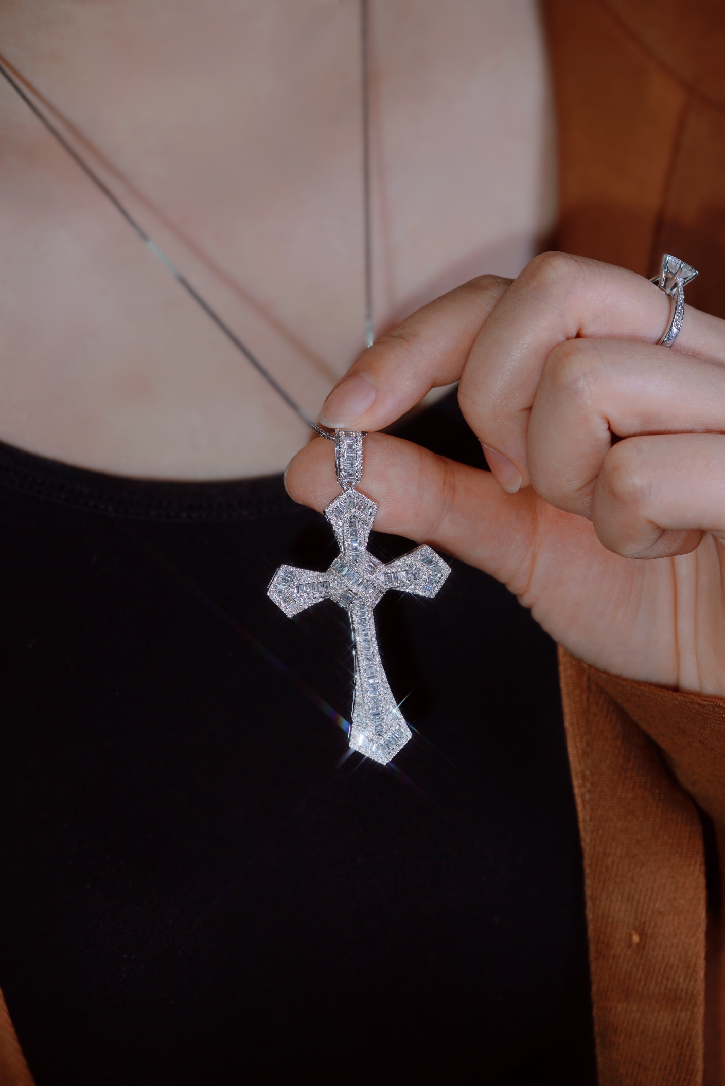18k gold pendant with a natural diamond of 3.2ct, cross design (chain not included)