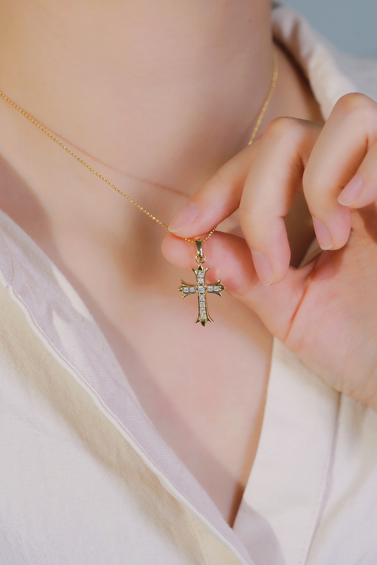 18k gold pendant with a natural diamond of 0.22ct, cross design (chain not included)