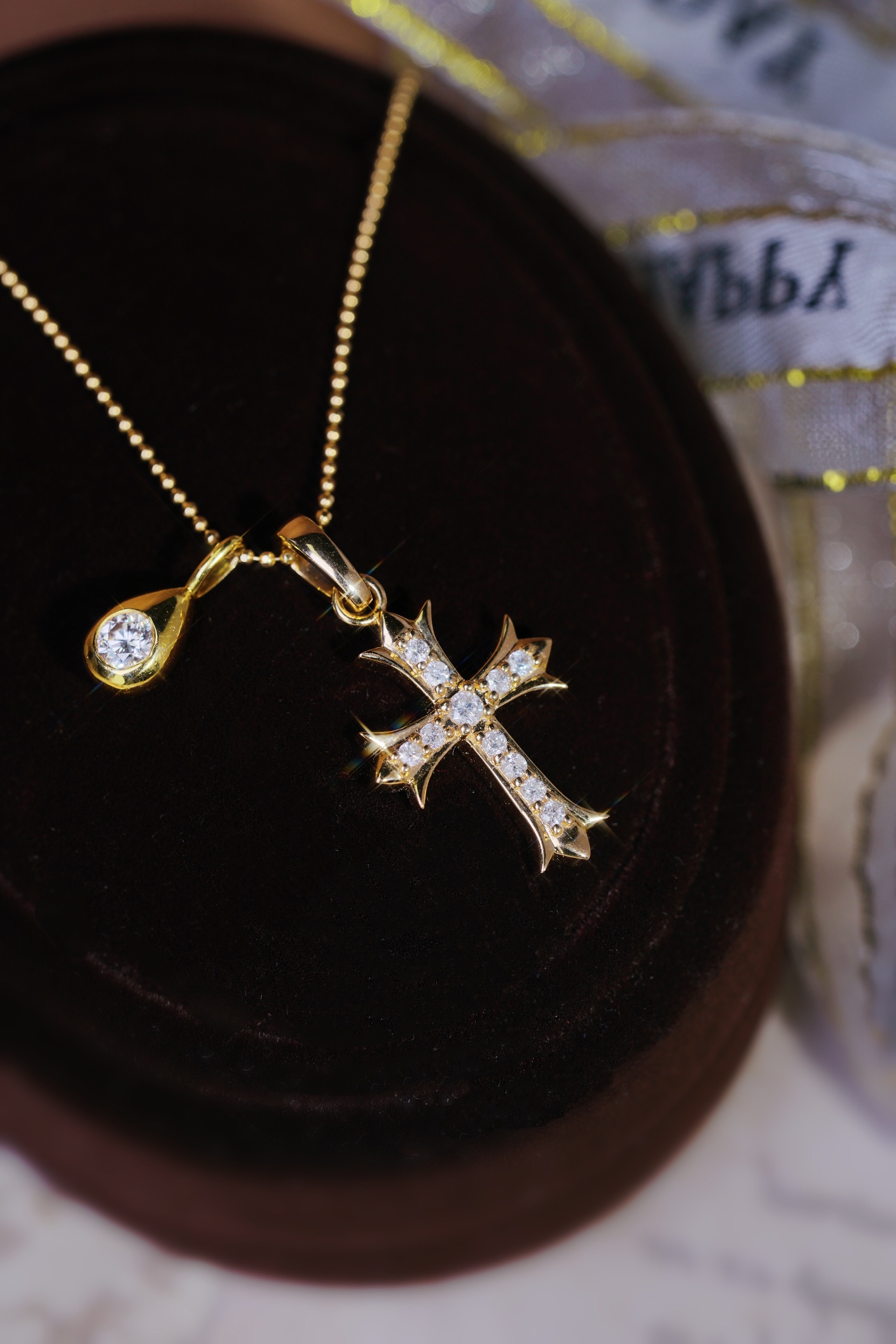 18k gold pendant with a natural diamond of 0.22ct, cross design (chain not included)