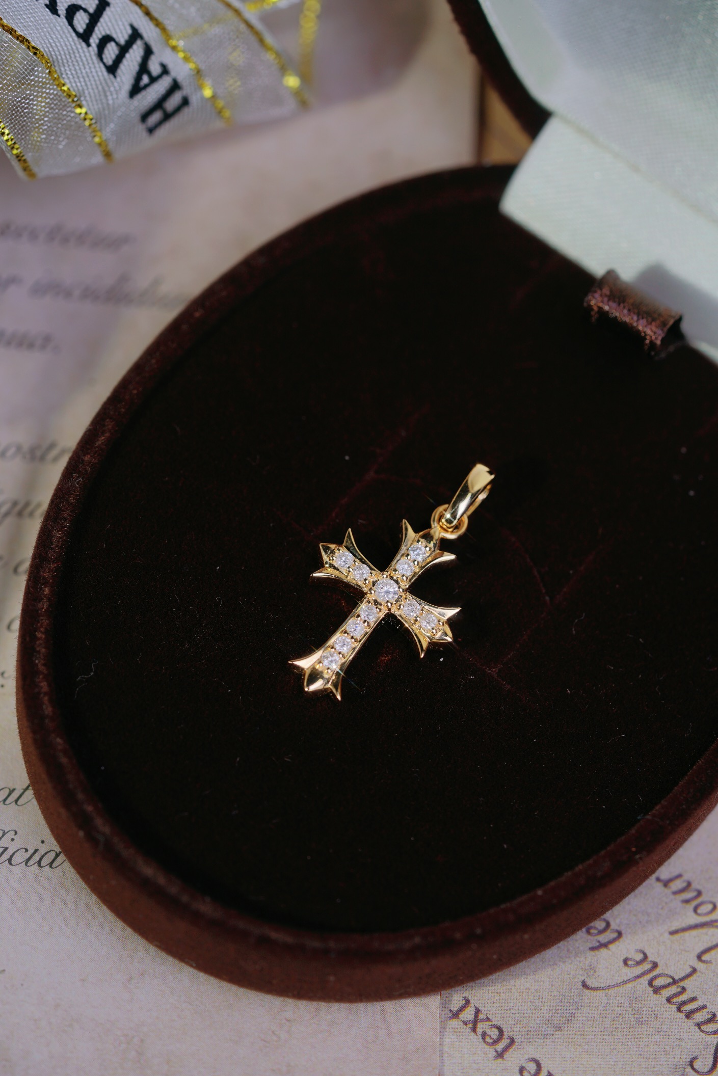18k gold pendant with a natural diamond of 0.22ct, cross design (chain not included)