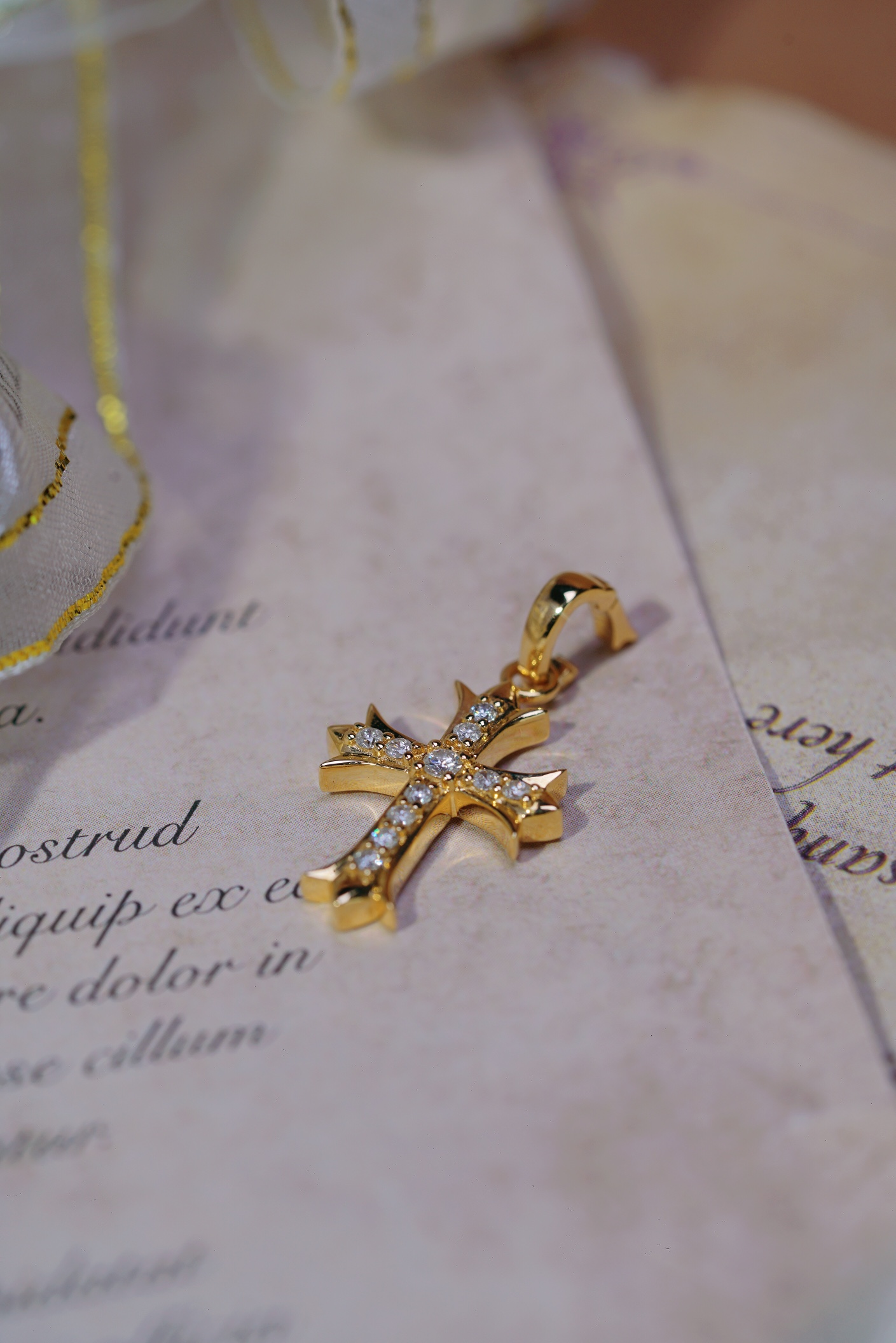 18k gold pendant with a natural diamond of 0.22ct, cross design (chain not included)
