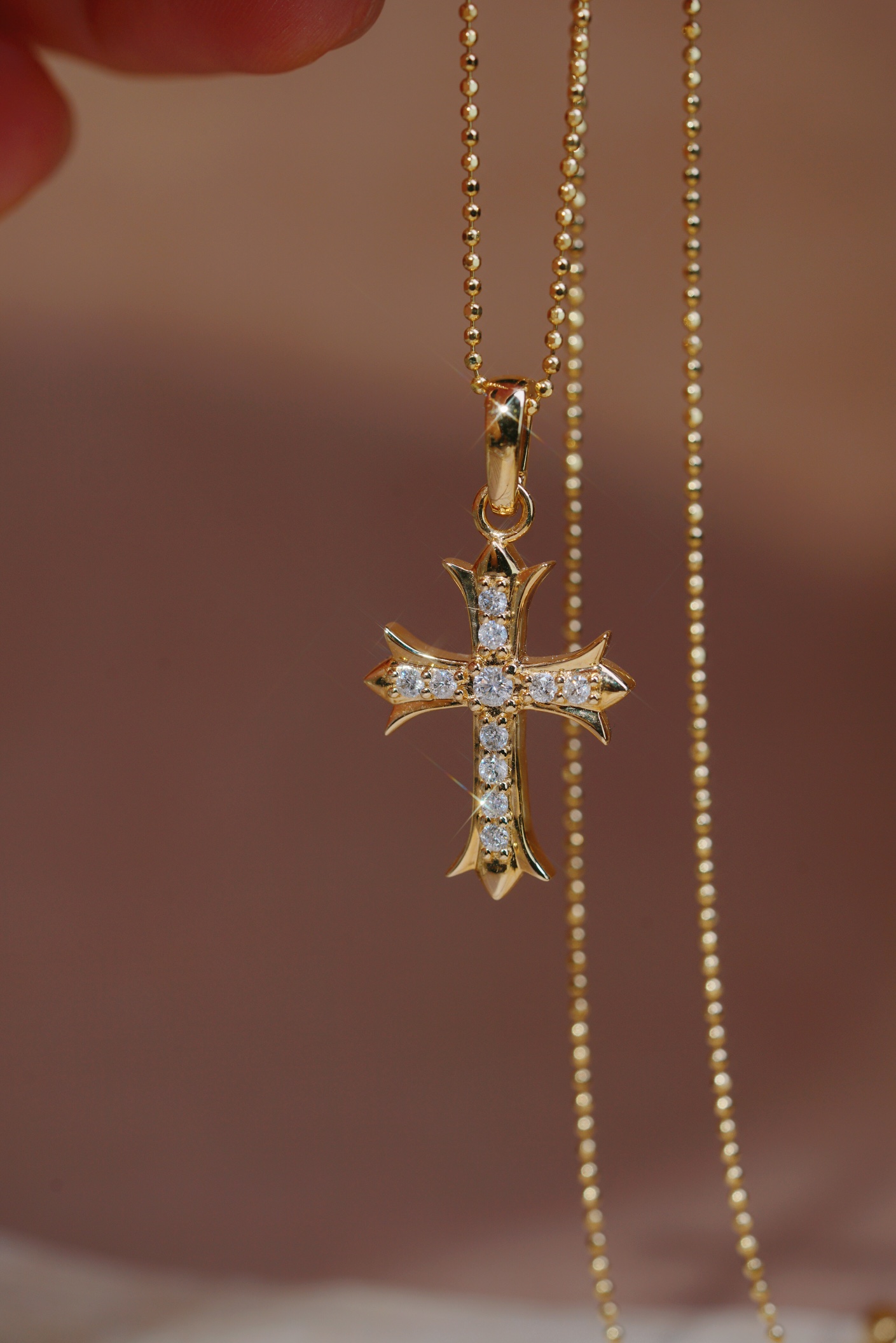 18k gold pendant with a natural diamond of 0.22ct, cross design (chain not included)