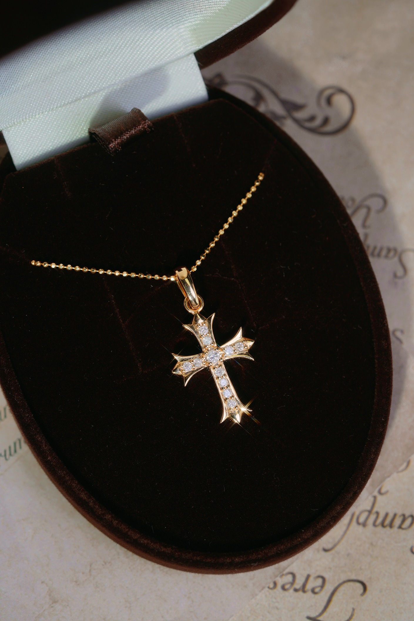 18k gold pendant with a natural diamond of 0.22ct, cross design (chain not included)