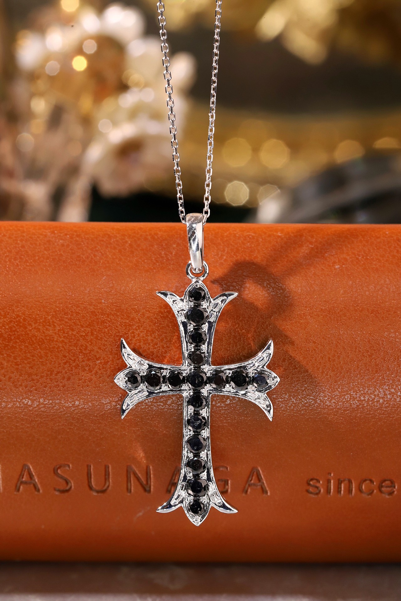 18k gold pendant with cross design, 1.20ct natural diamond, black diamond (chain not included)