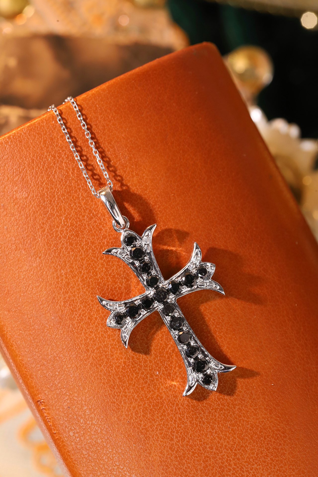 18k gold pendant with cross design, 1.20ct natural diamond, black diamond (chain not included)