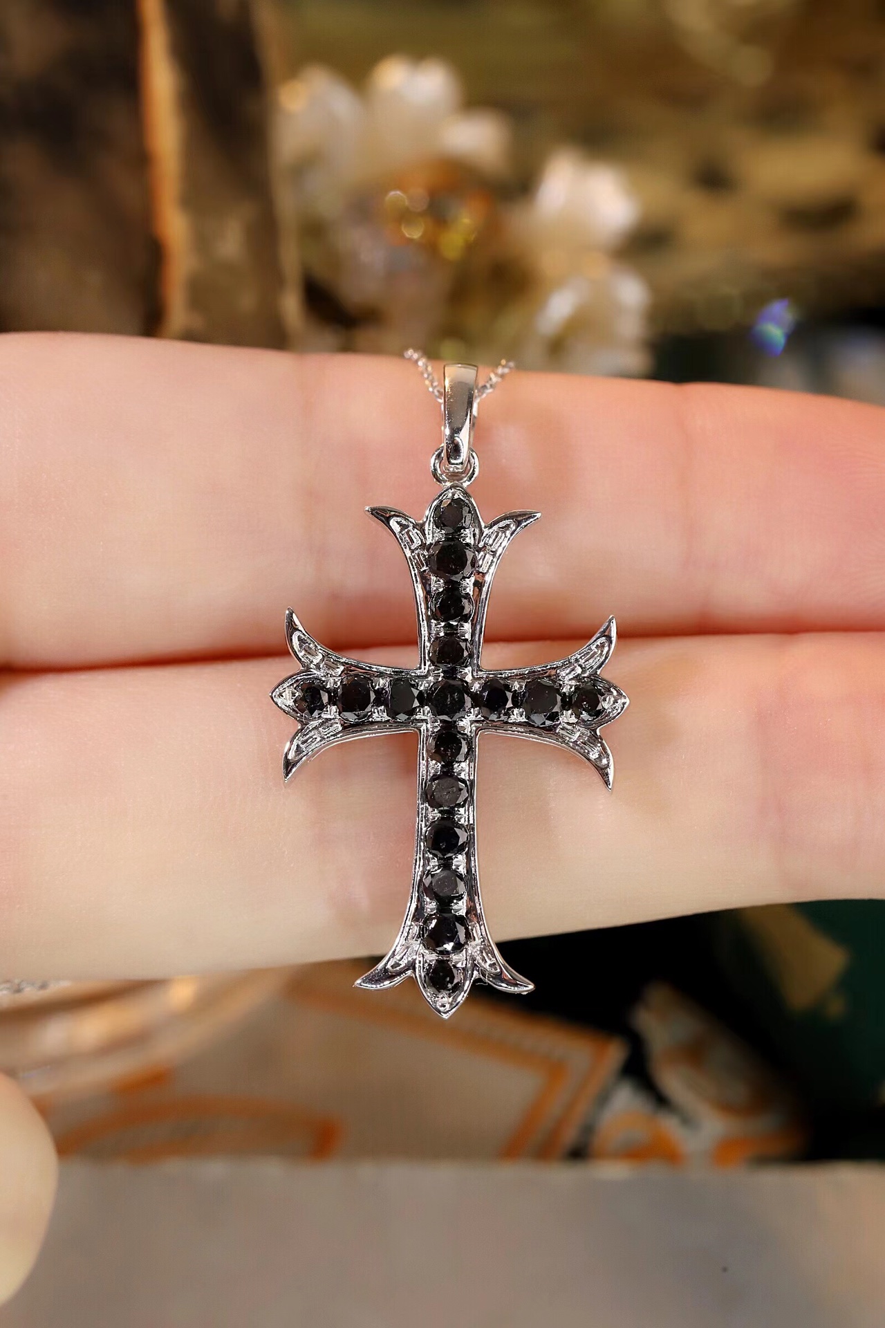 18k gold pendant with cross design, 1.20ct natural diamond, black diamond (chain not included)