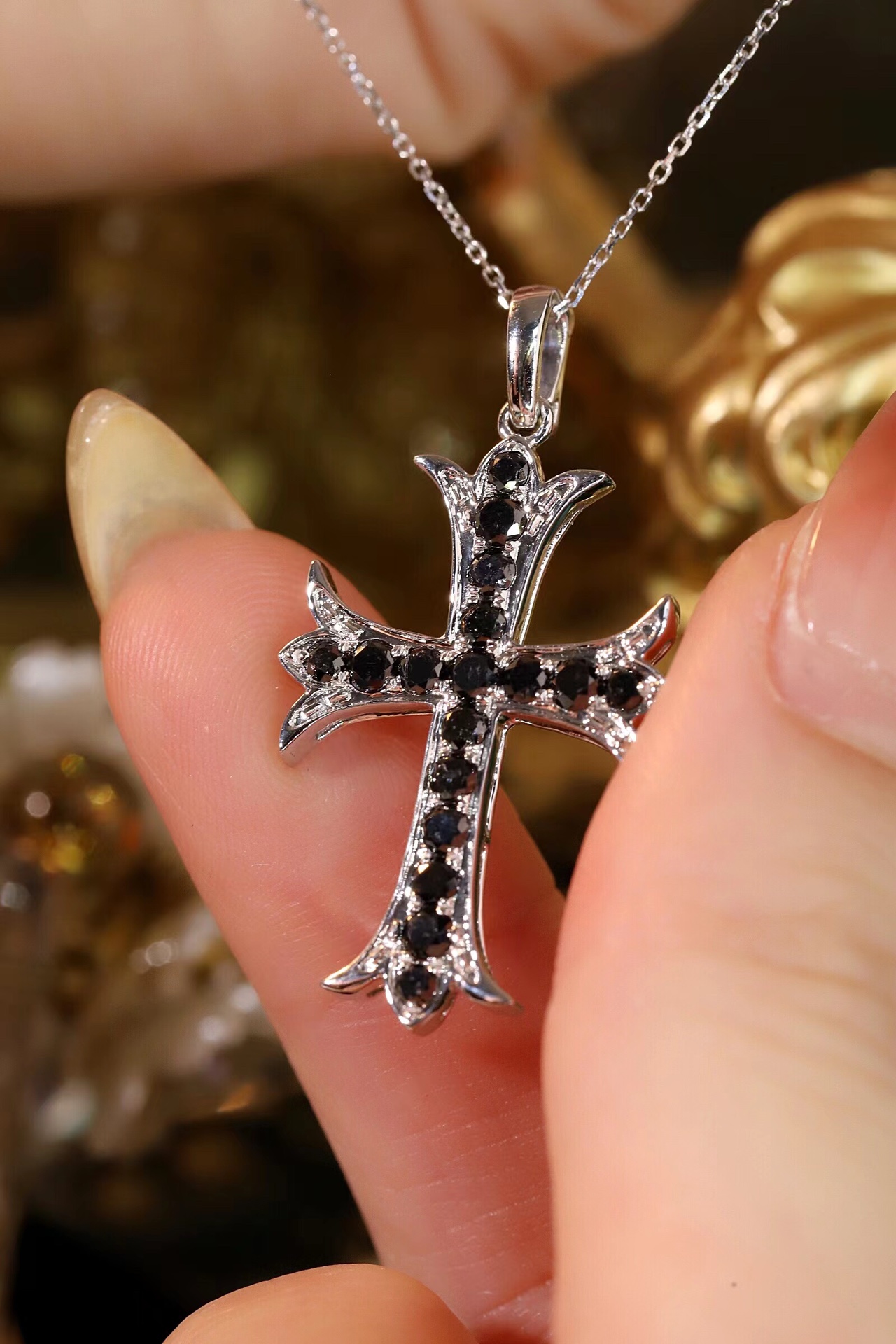 18k gold pendant with cross design, 1.20ct natural diamond, black diamond (chain not included)