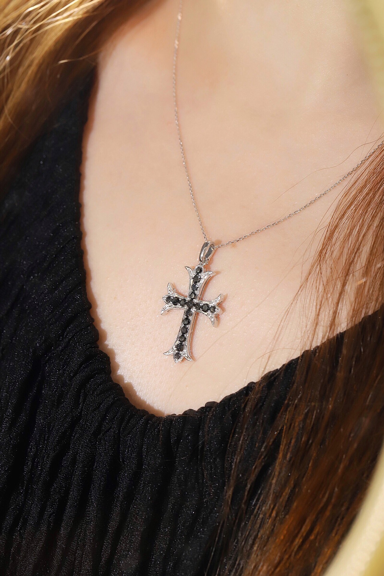 18k gold pendant with cross design, 1.20ct natural diamond, black diamond (chain not included)