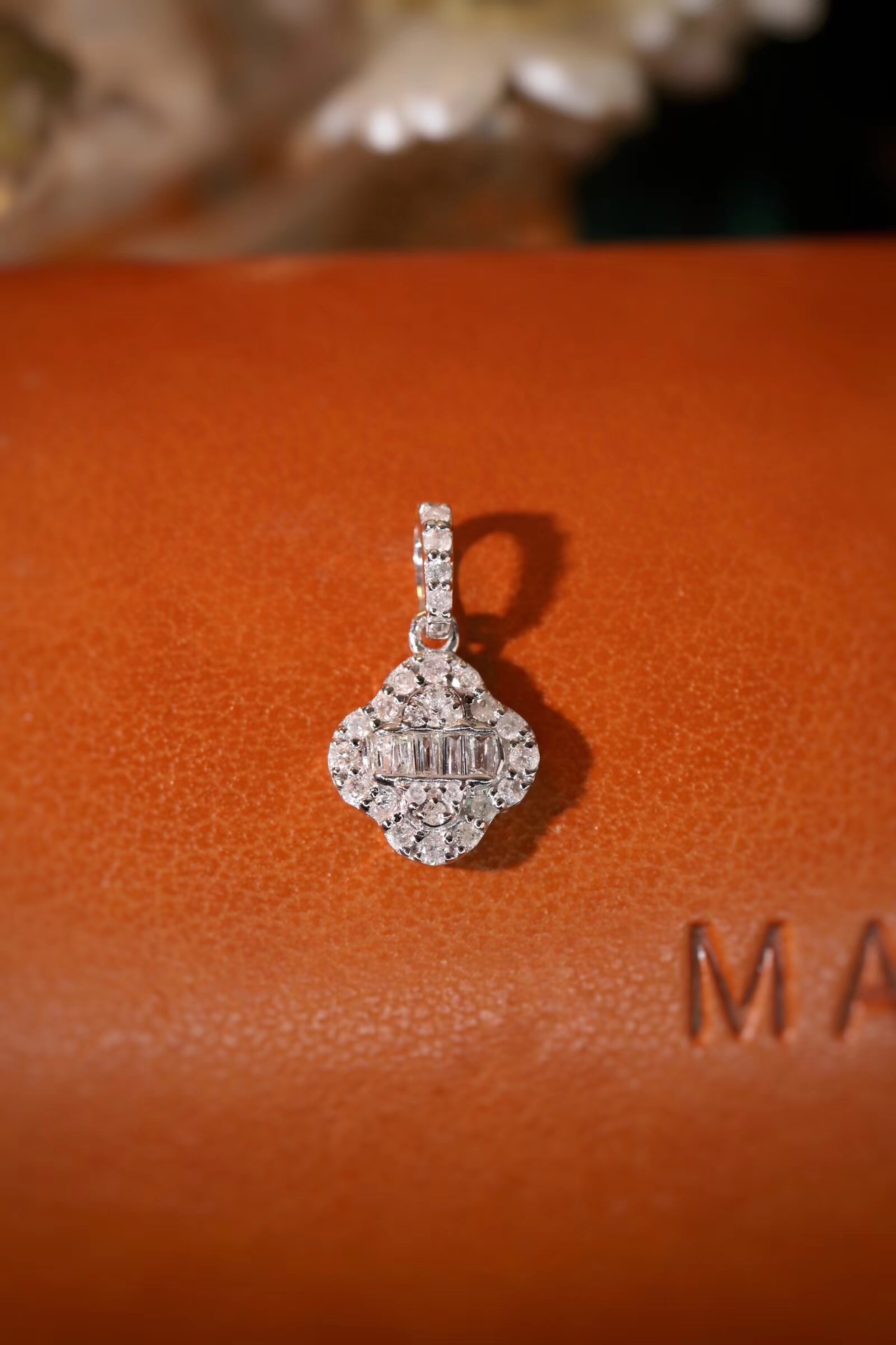 18k gold pendant, clover design, natural diamond 0.20ct (chain not included)
