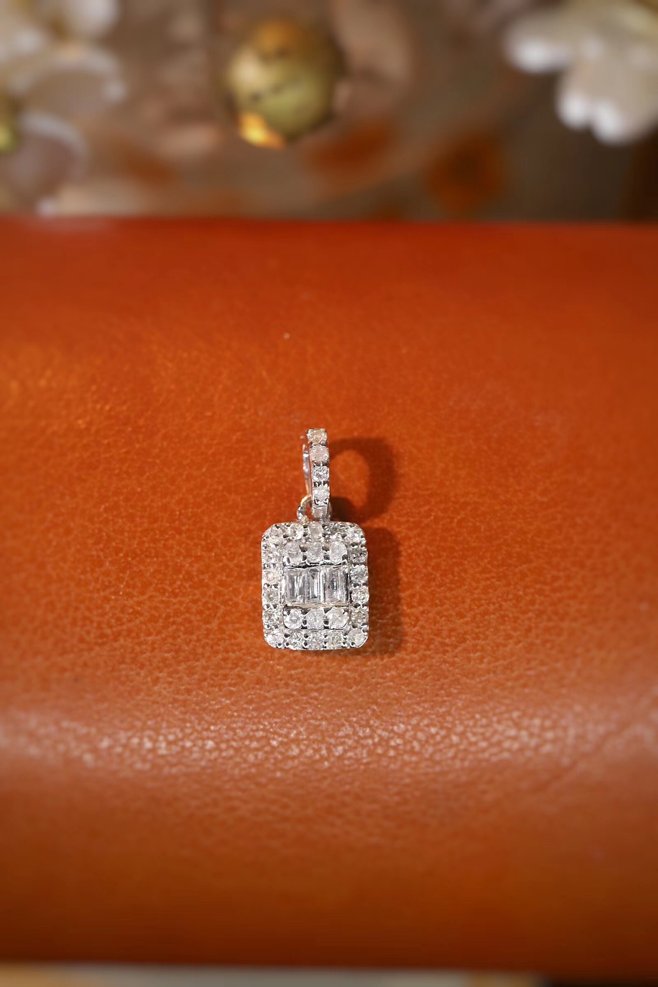 18k gold pendant, natural diamond 0.18ct (chain not included)