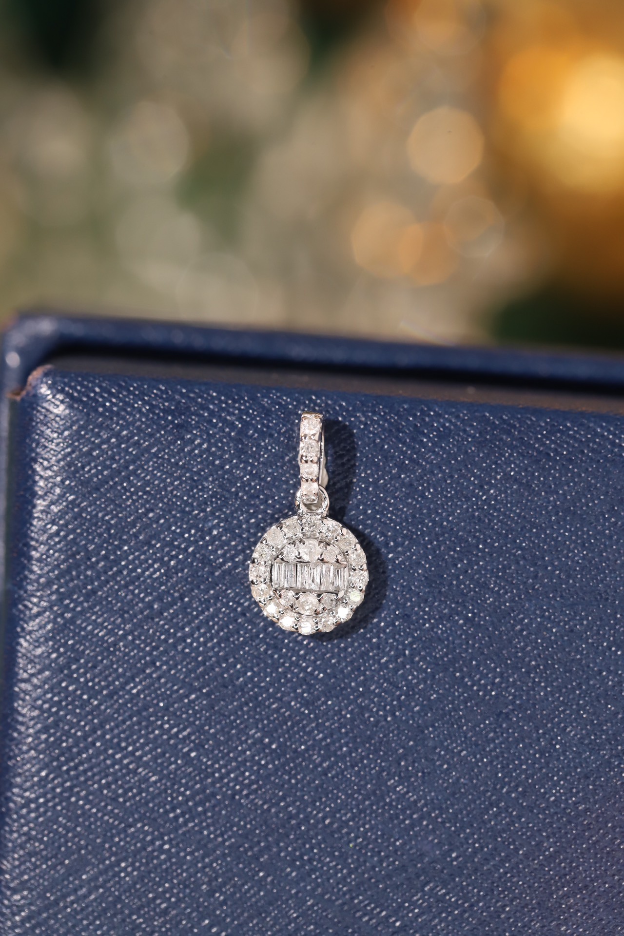 18k gold pendant, natural diamond 0.20ct (chain not included)
