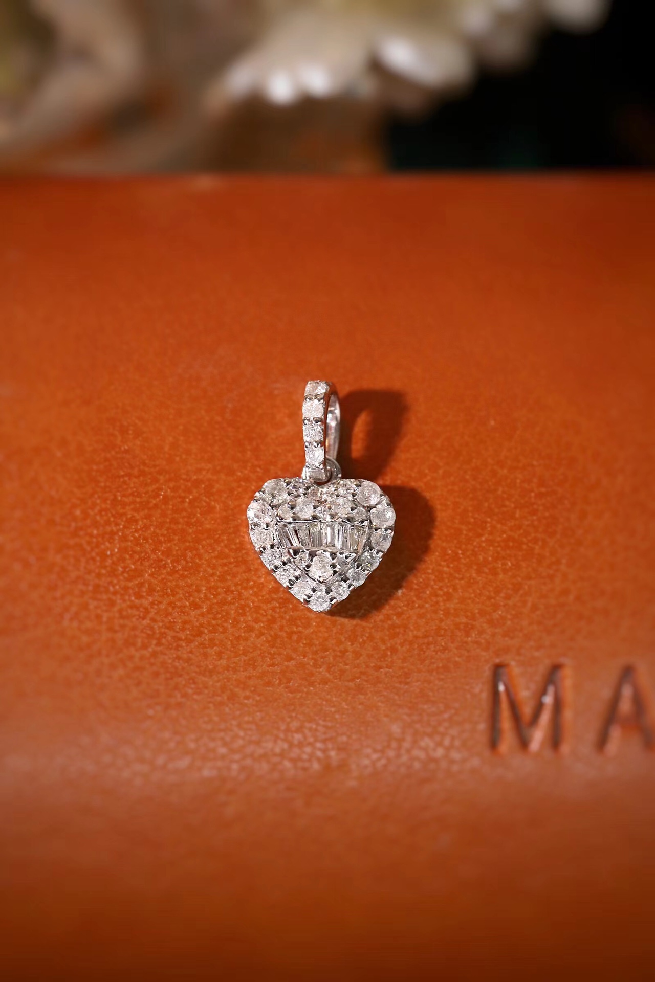 18k gold pendant, natural diamond 0.20ct (chain not included)