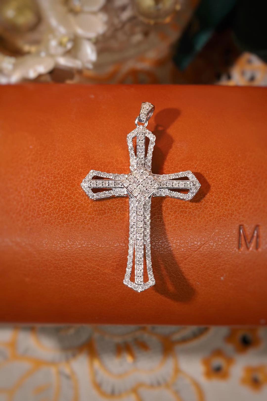 18k gold pendant with a natural diamond of 0.60ct, cross design (chain not included)