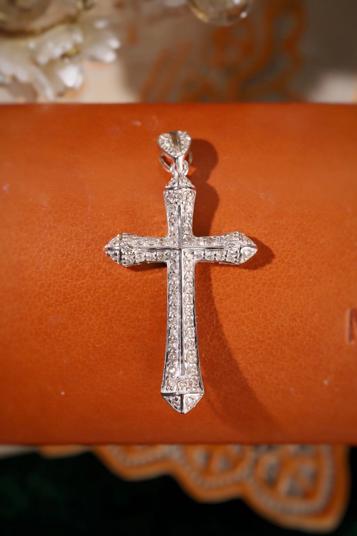 18k gold pendant with a natural diamond of 0.66t, cross design (chain not included)