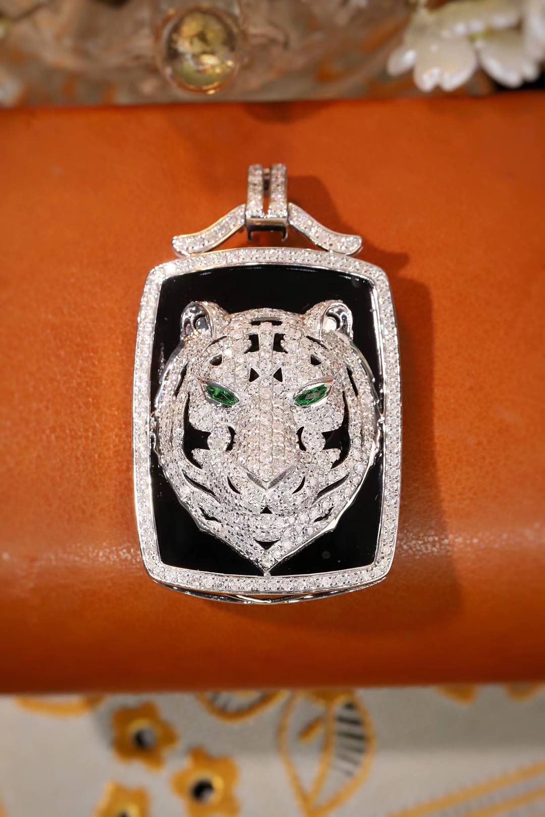 18k gold pendant with leopard head design, featuring a natural diamond of 2.00ct and a Savoyard diamond of 0.10ct, set in black agate. (chain not included)