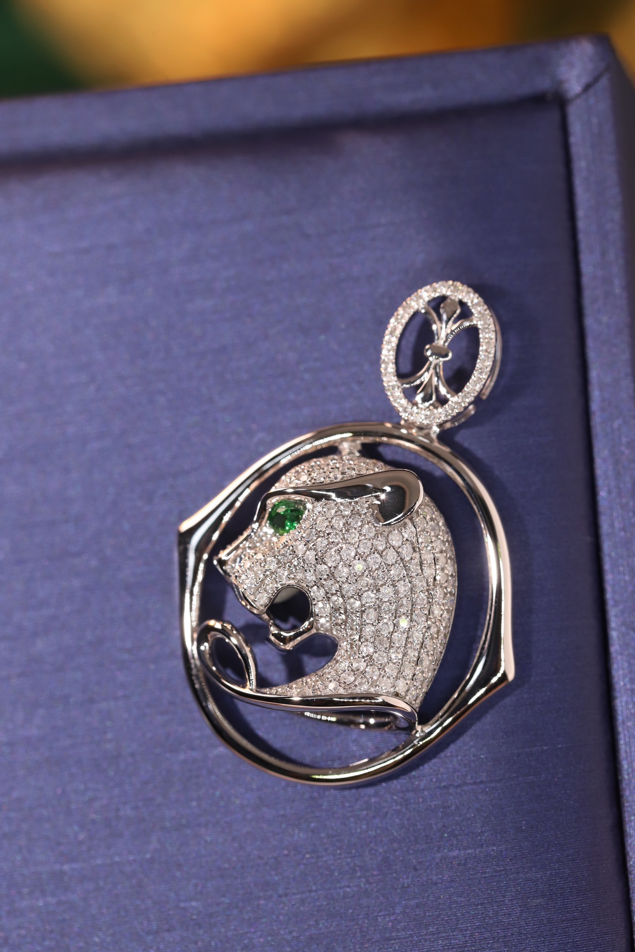 18k gold pendant in leopard design, set with 0.90ct natural diamond (chain not included)