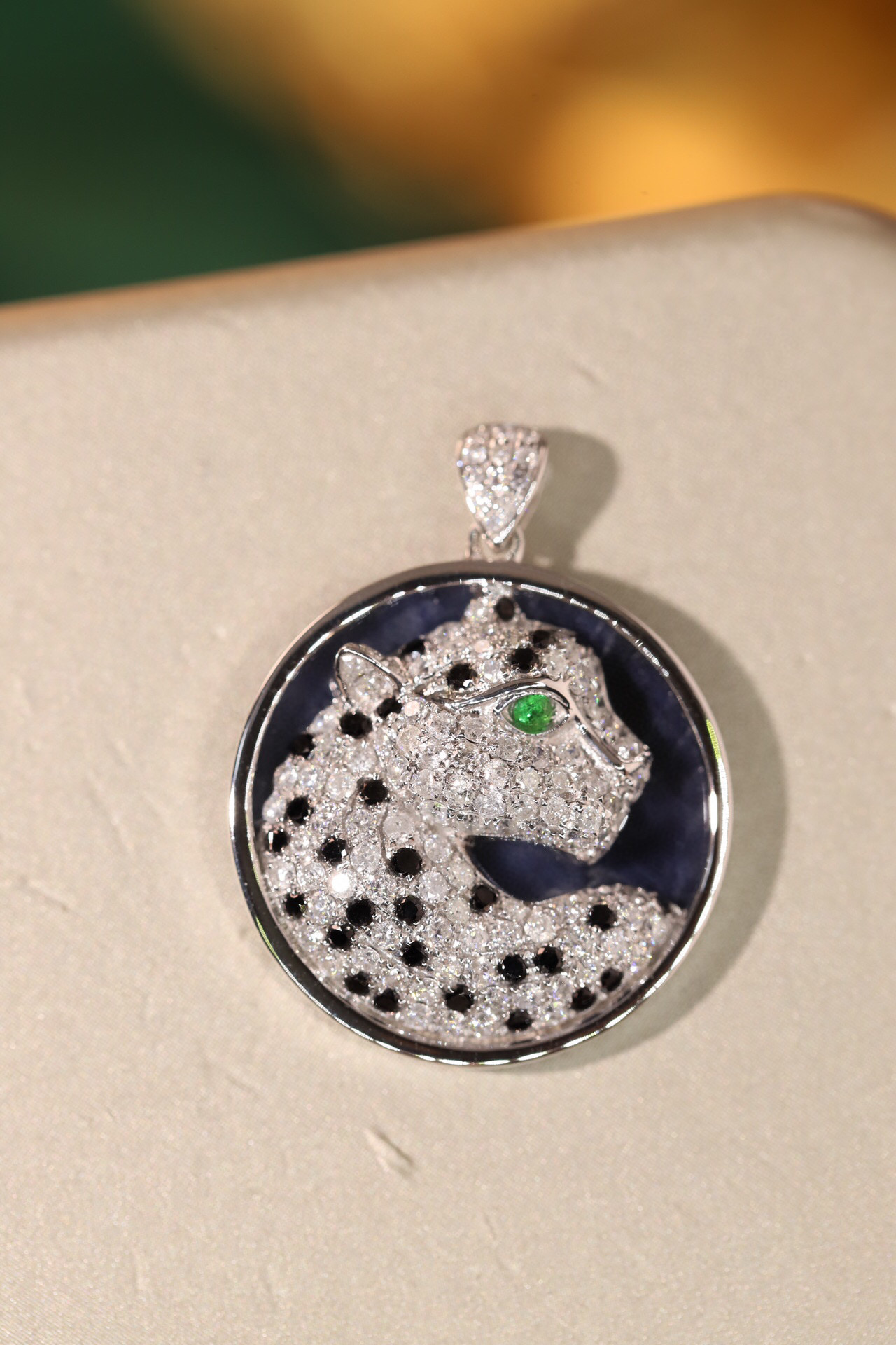 18k gold pendant in leopard design, set with 1.00ct natural diamond (chain not included)