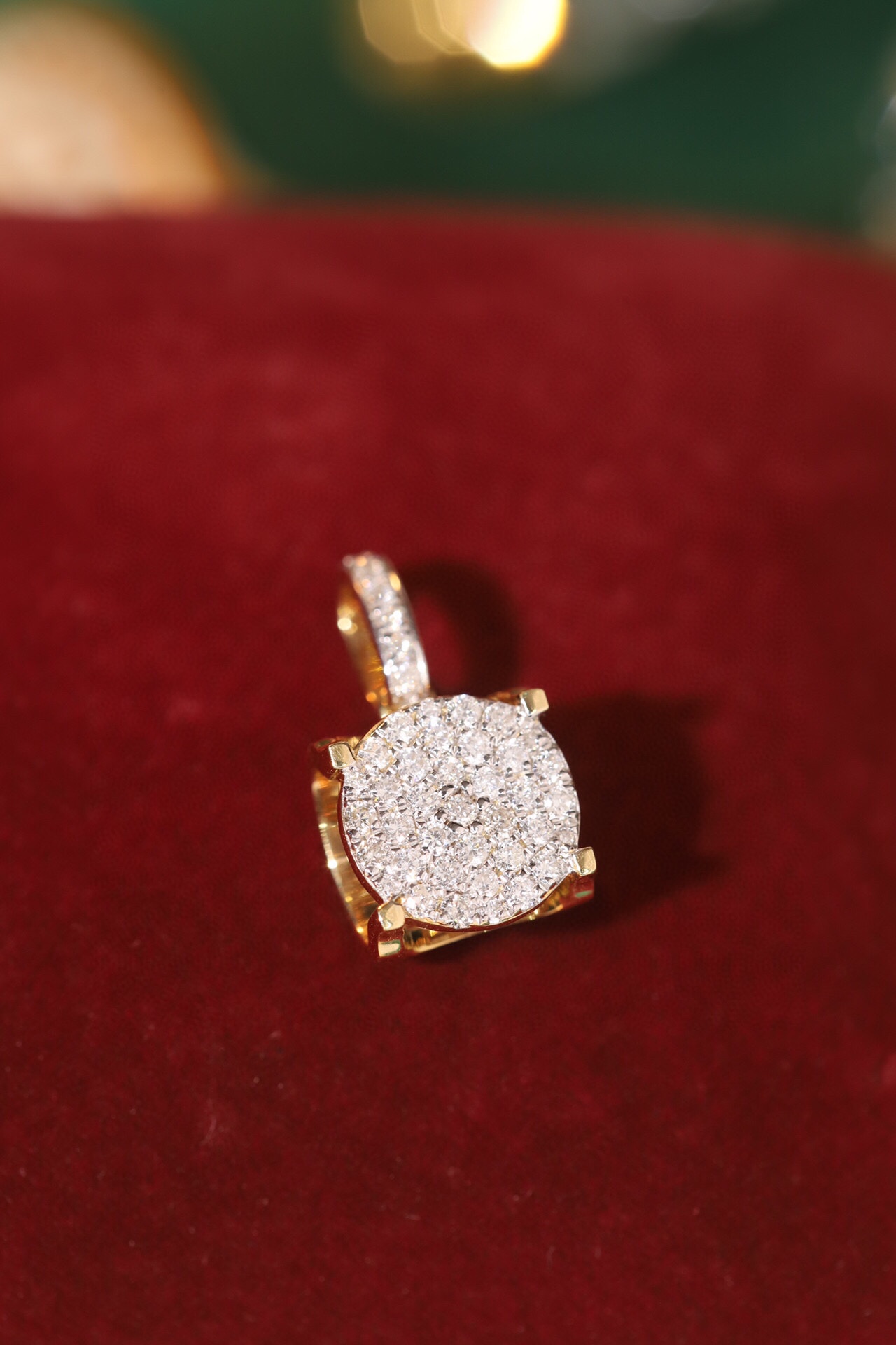 18k gold pendant with bull head design, natural diamond 0.25ct （Does not include chain.）
