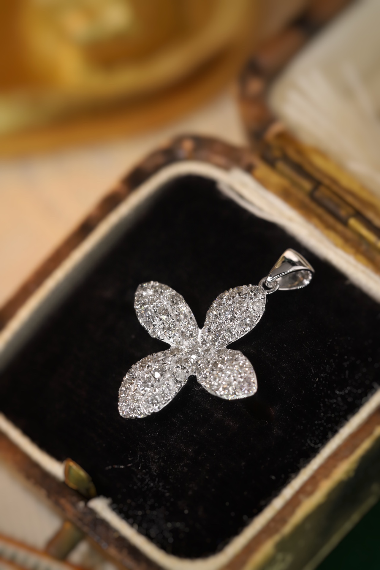 18k Gold Pendant with 0.90ct Natural Diamond（Does not include chain.）