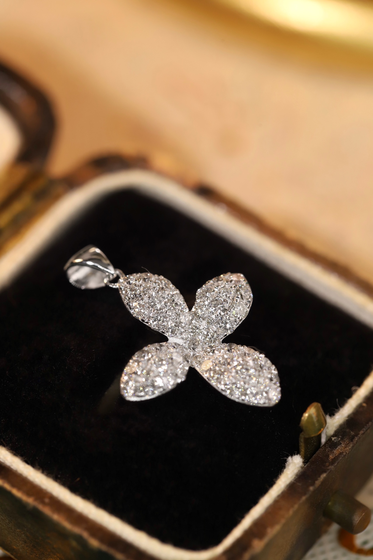 18k Gold Pendant with 0.90ct Natural Diamond（Does not include chain.）