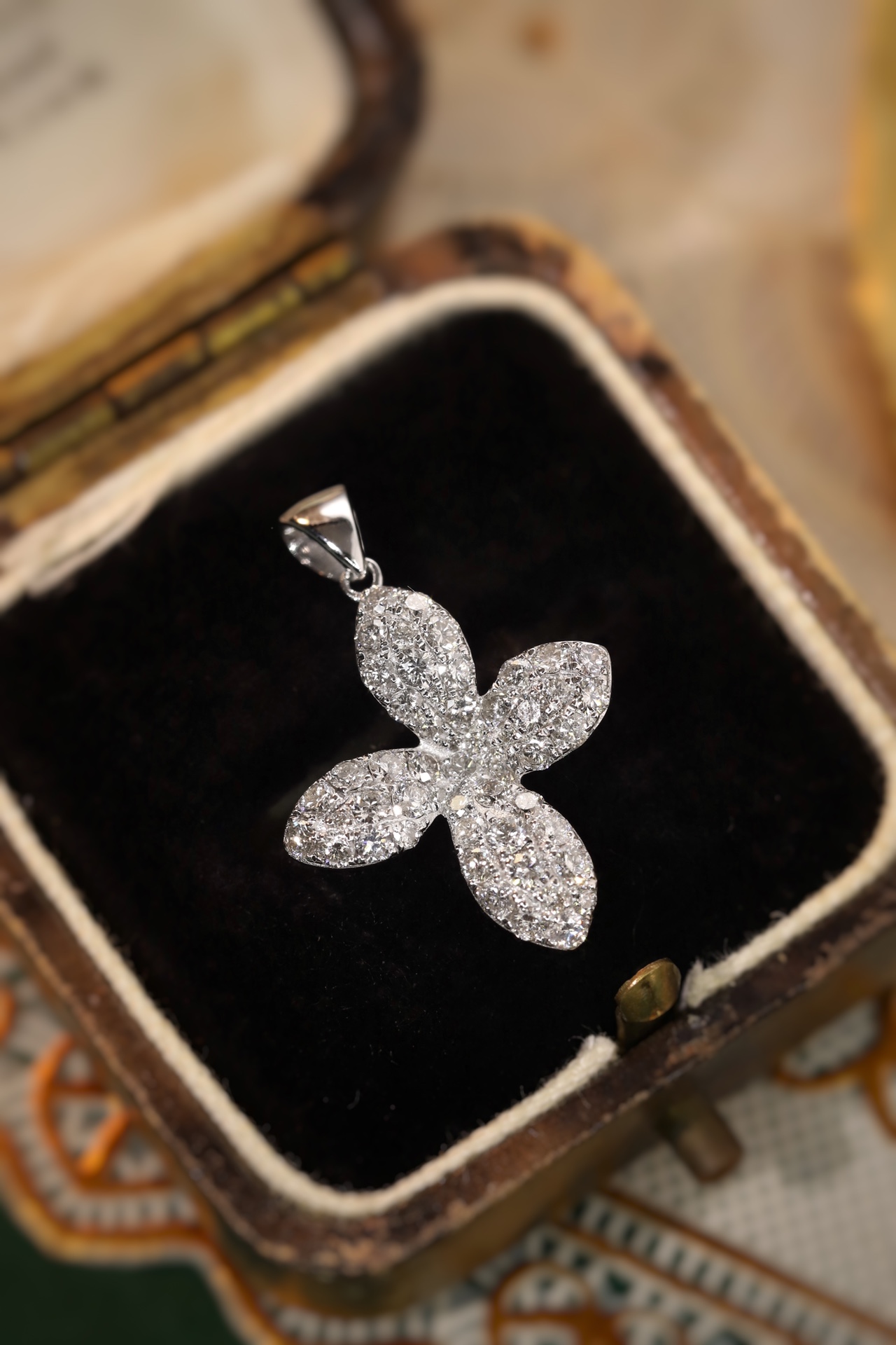 18k Gold Pendant with 0.90ct Natural Diamond（Does not include chain.）