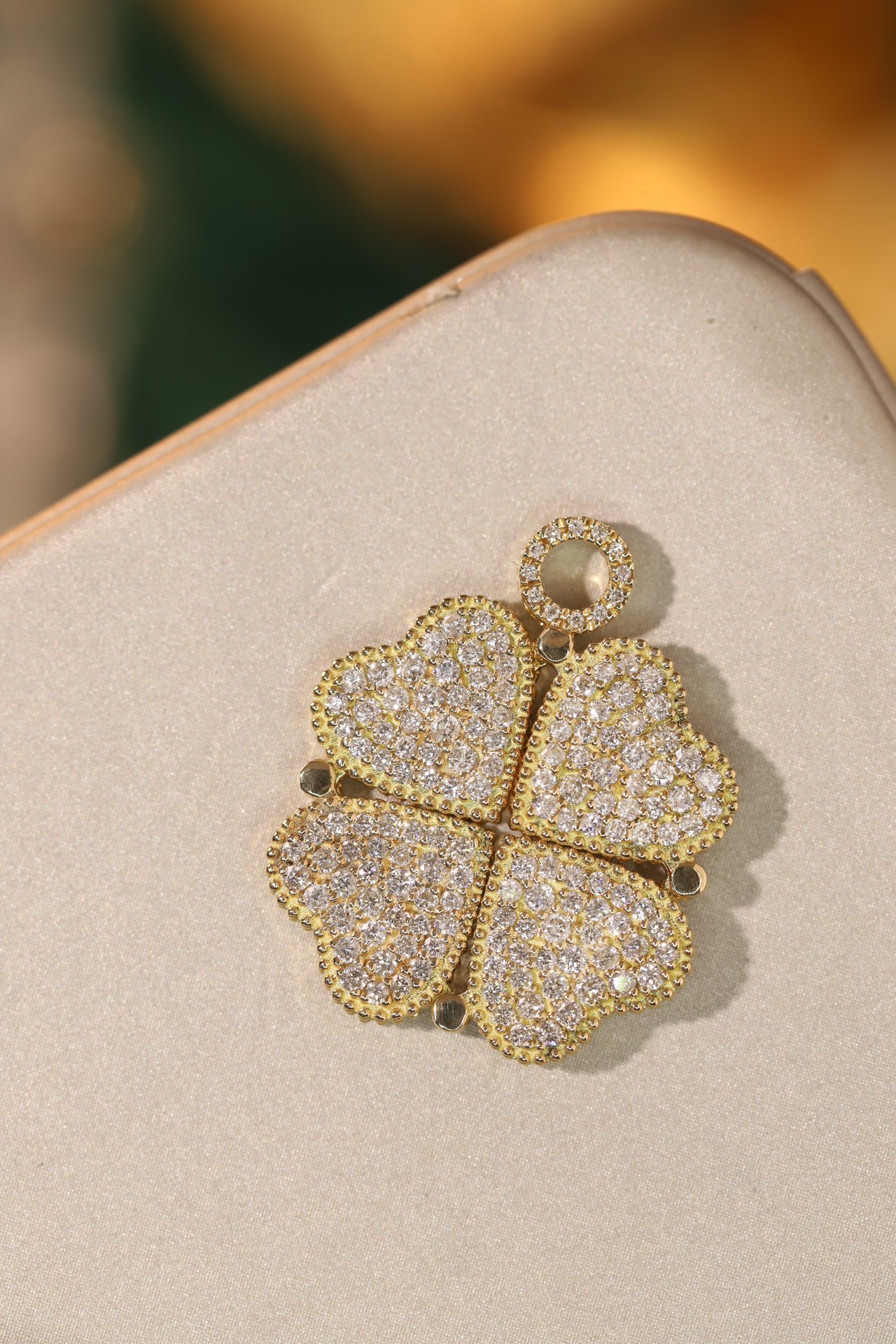 18k Gold Pendant, Dual-Purpose Design, Clover Shape, Natural Diamond 1.00ct（Does not include chain.）
