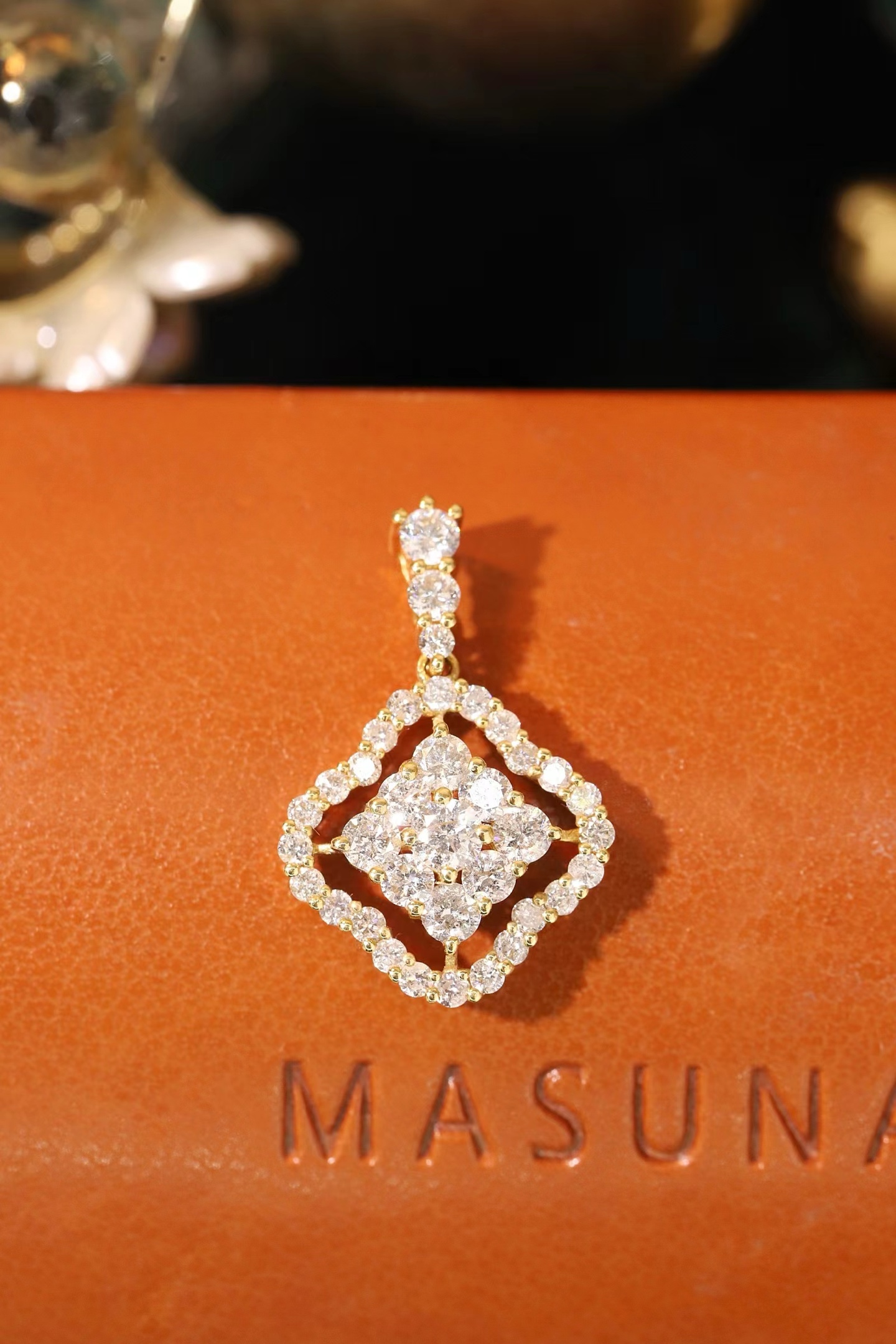 18k Gold Pendant, Clover Shape, Natural Diamond 1.00ct（Does not include chain.）