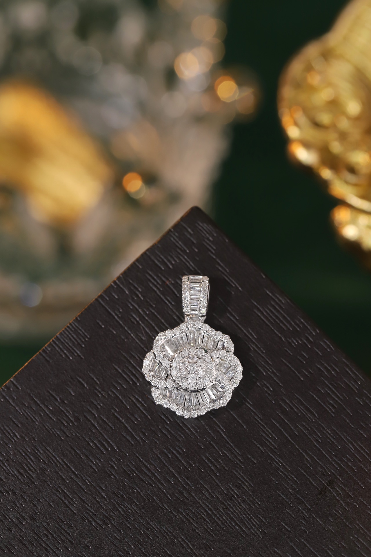18k gold pendant with flower design, natural diamond 0.68ct (chain not included)