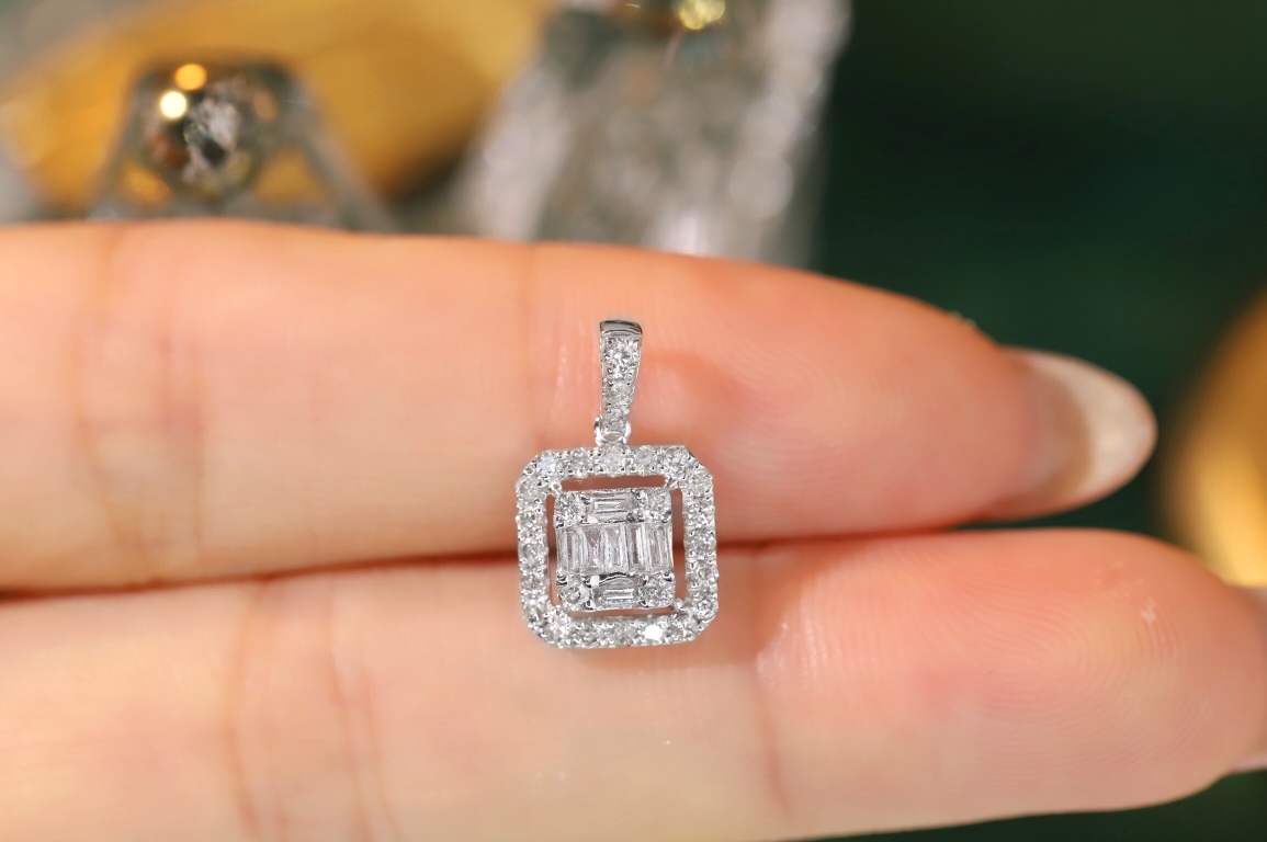 18k gold pendant with flower design, natural diamond 0.45ct (chain not included)