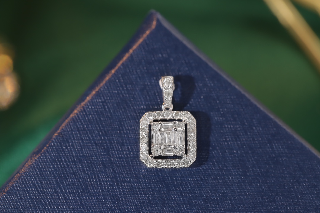 18k gold pendant with flower design, natural diamond 0.45ct (chain not included)