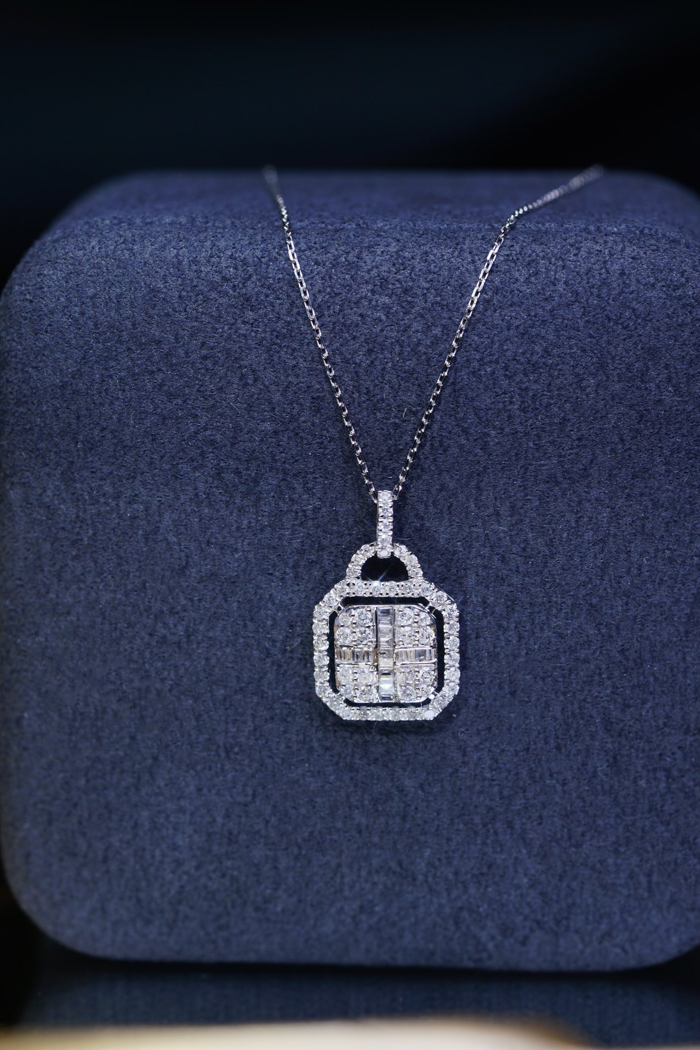 18k gold pendant with 0.75ct natural diamond (chain not included)