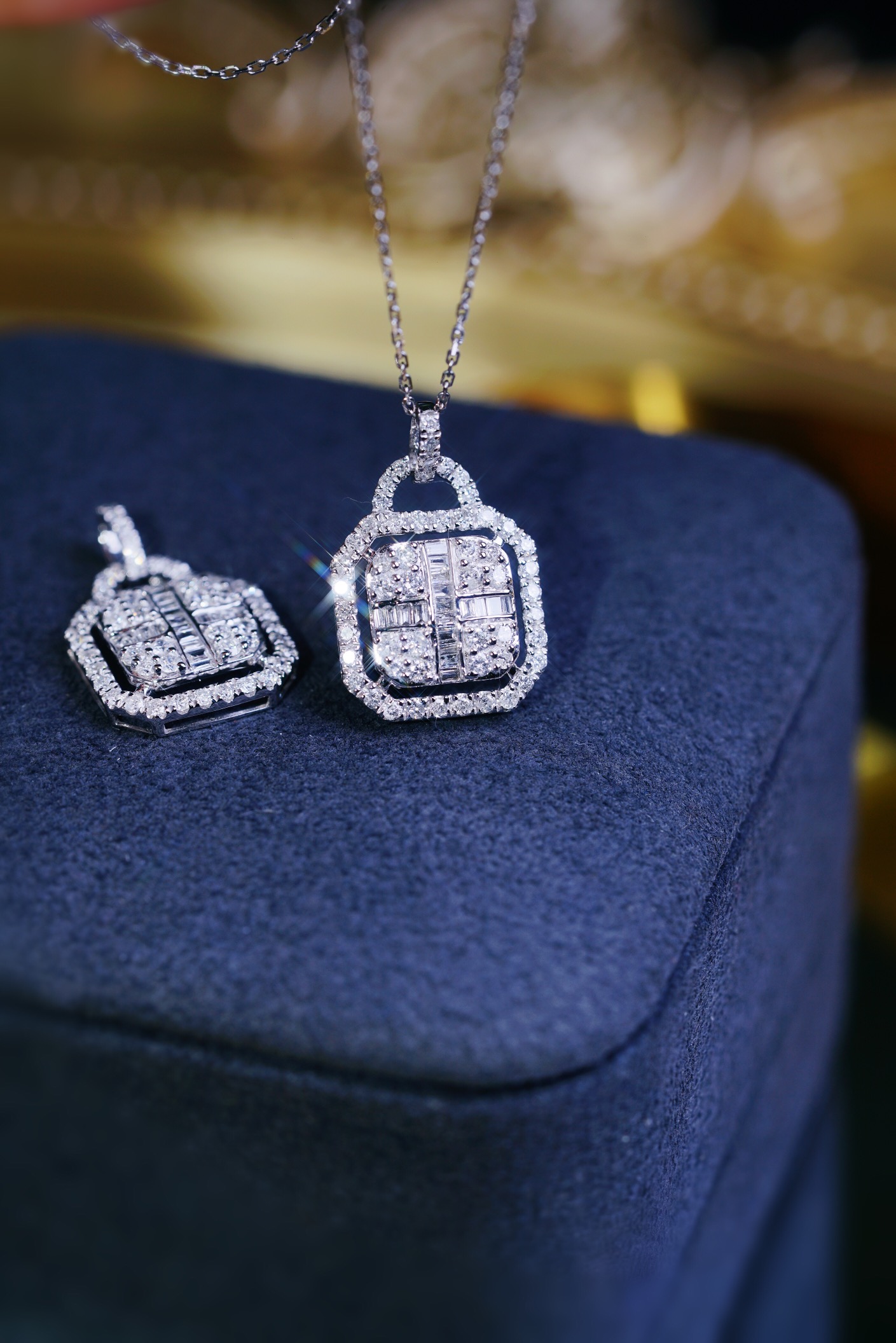 18k gold pendant with 0.75ct natural diamond (chain not included)