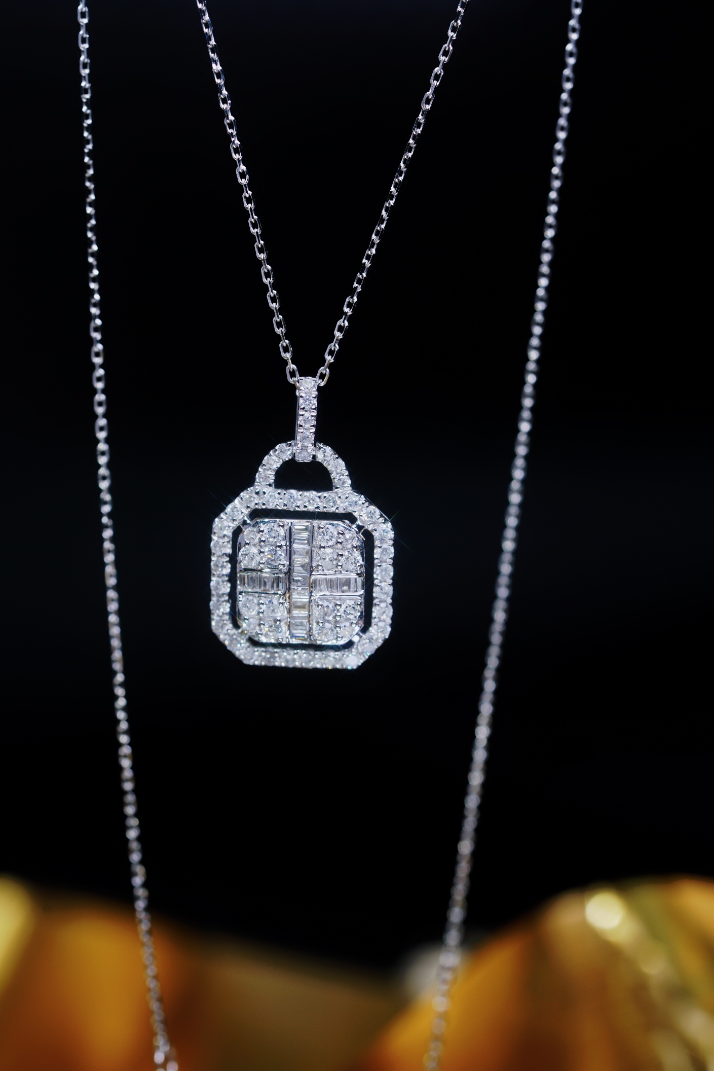 18k gold pendant with 0.75ct natural diamond (chain not included)