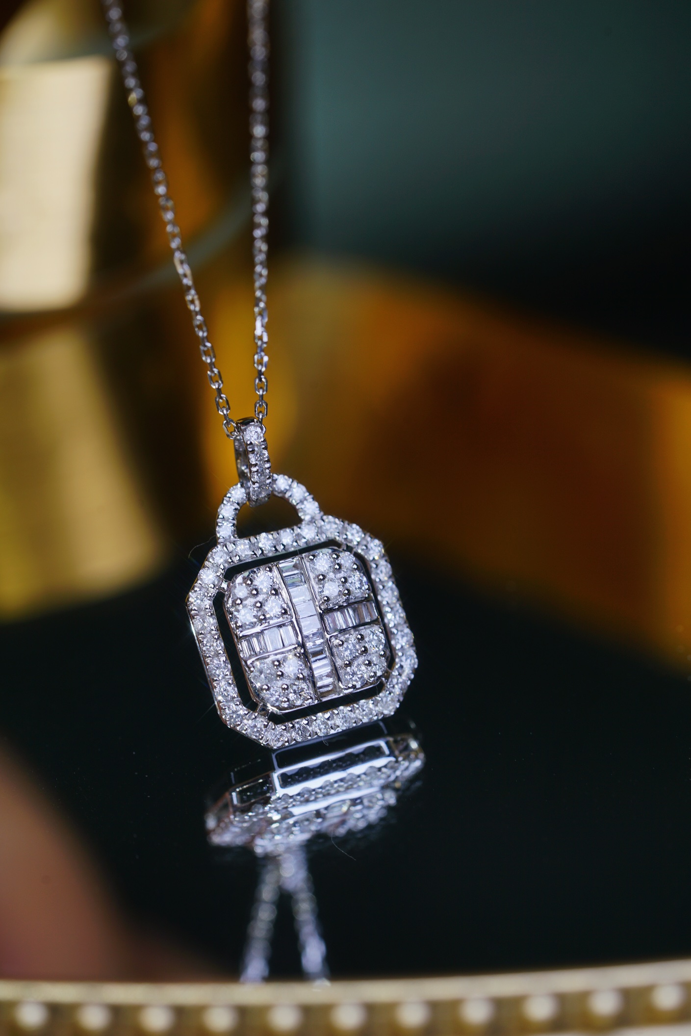 18k gold pendant with 0.75ct natural diamond (chain not included)