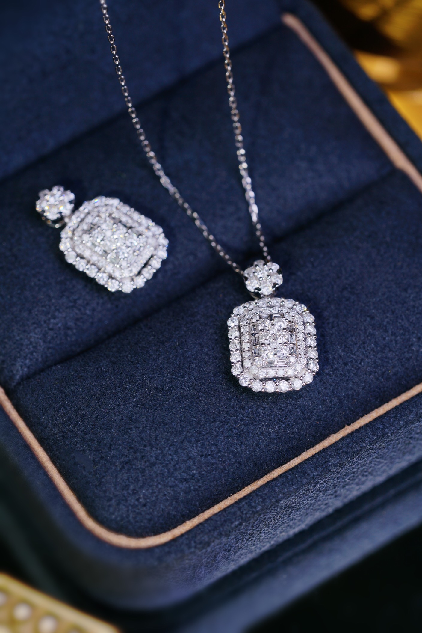 18k gold pendant with 0.90ct natural diamond (chain not included)