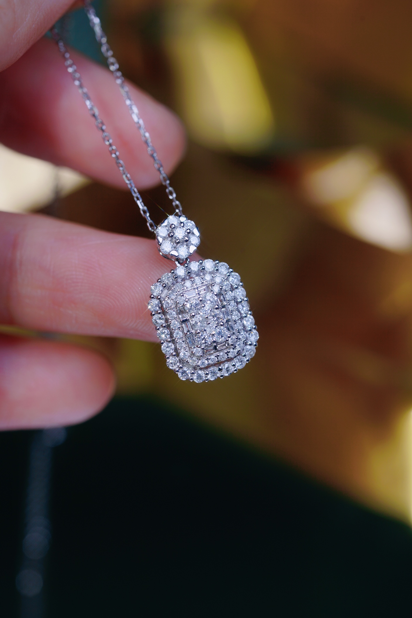 18k gold pendant with 0.90ct natural diamond (chain not included)