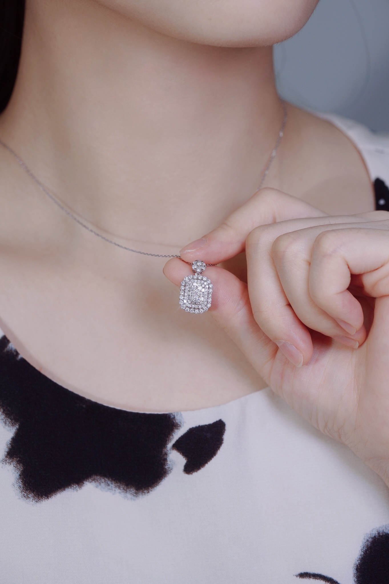 18k gold pendant with 0.90ct natural diamond (chain not included)