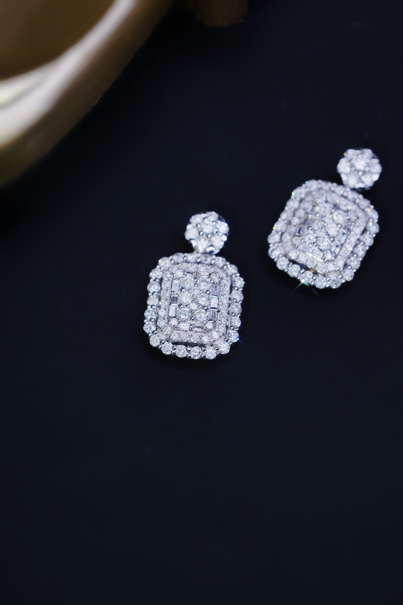 18k gold pendant with 0.90ct natural diamond (chain not included)