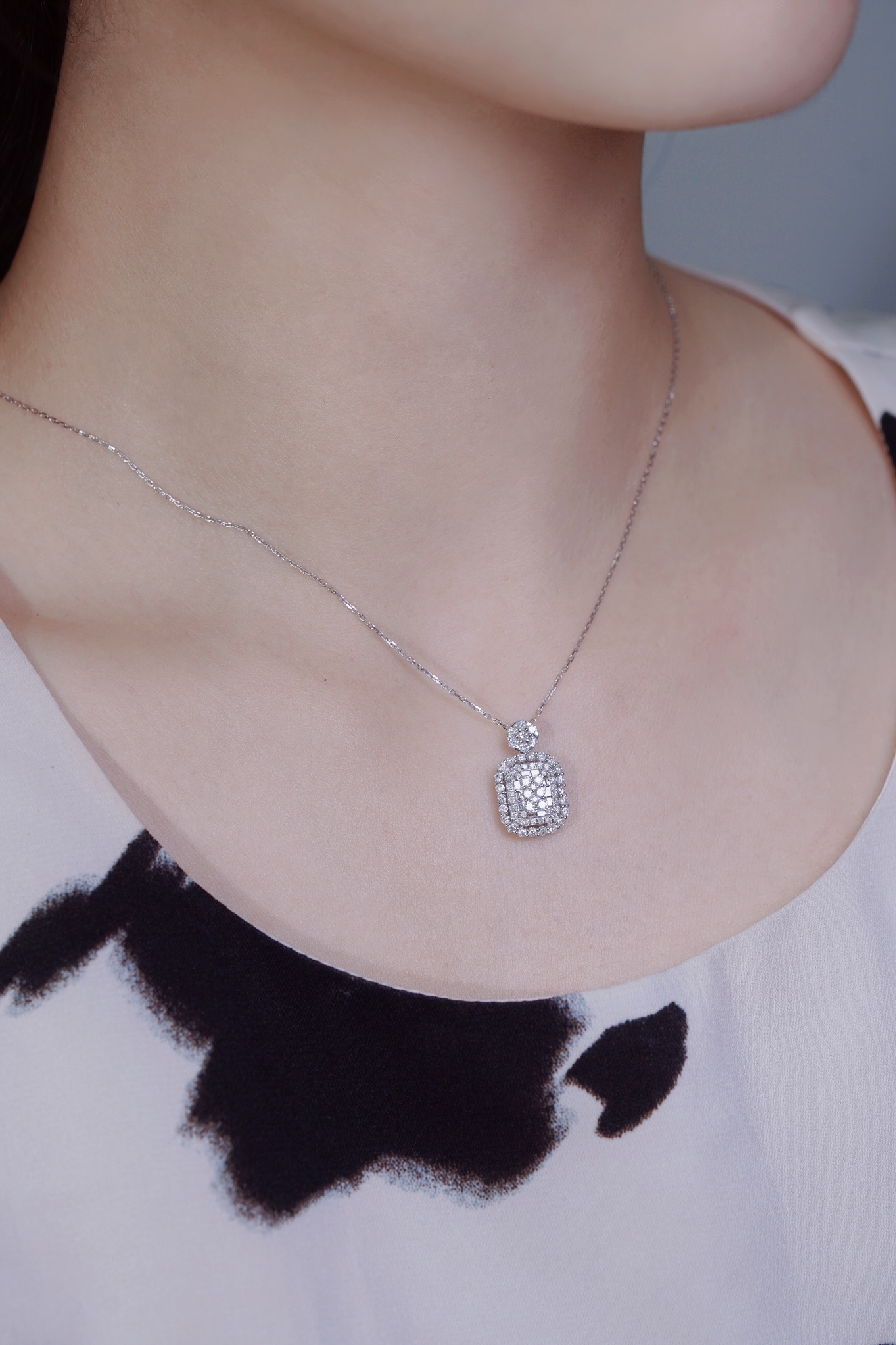 18k gold pendant with 0.90ct natural diamond (chain not included)