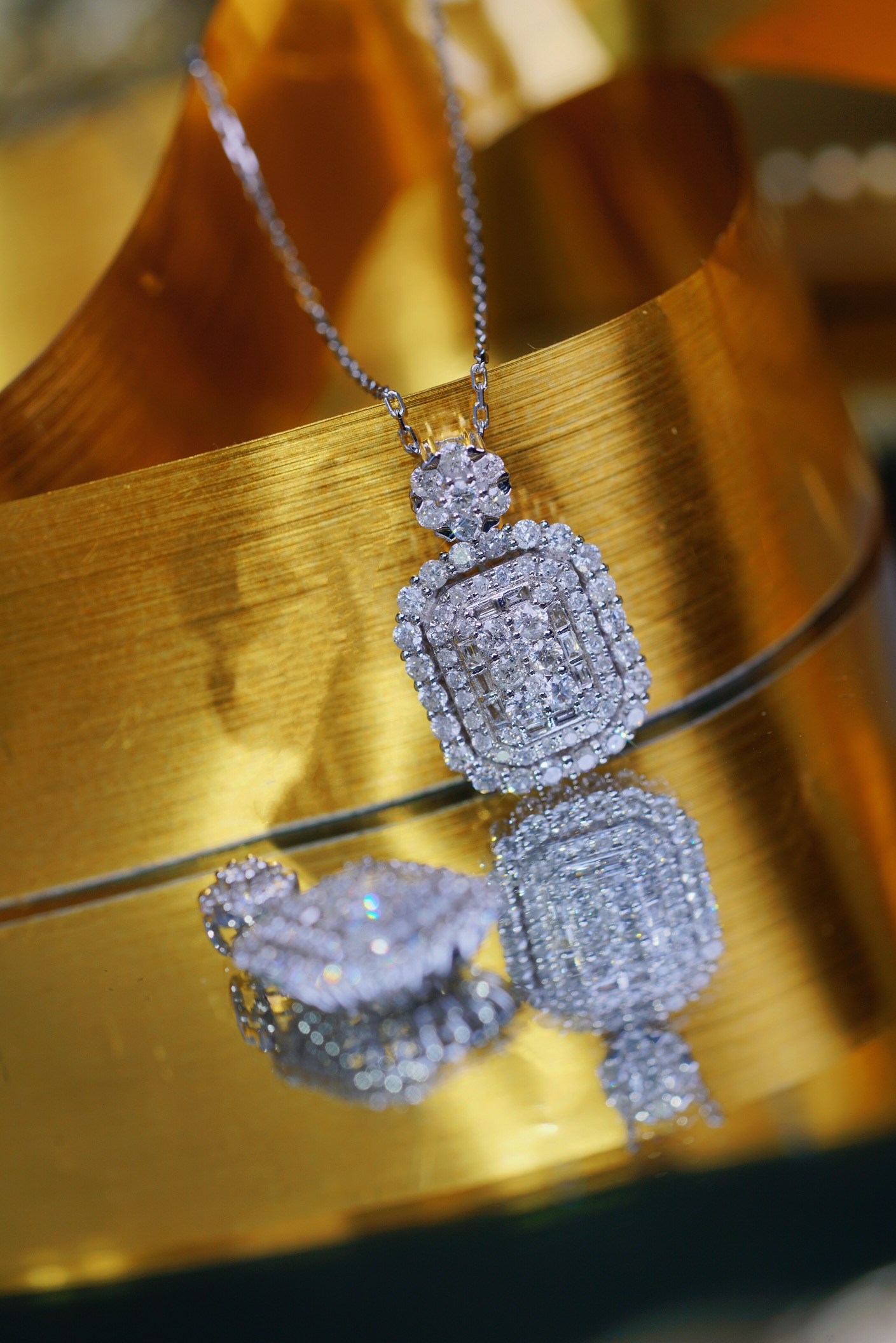 18k gold pendant with 0.90ct natural diamond (chain not included)