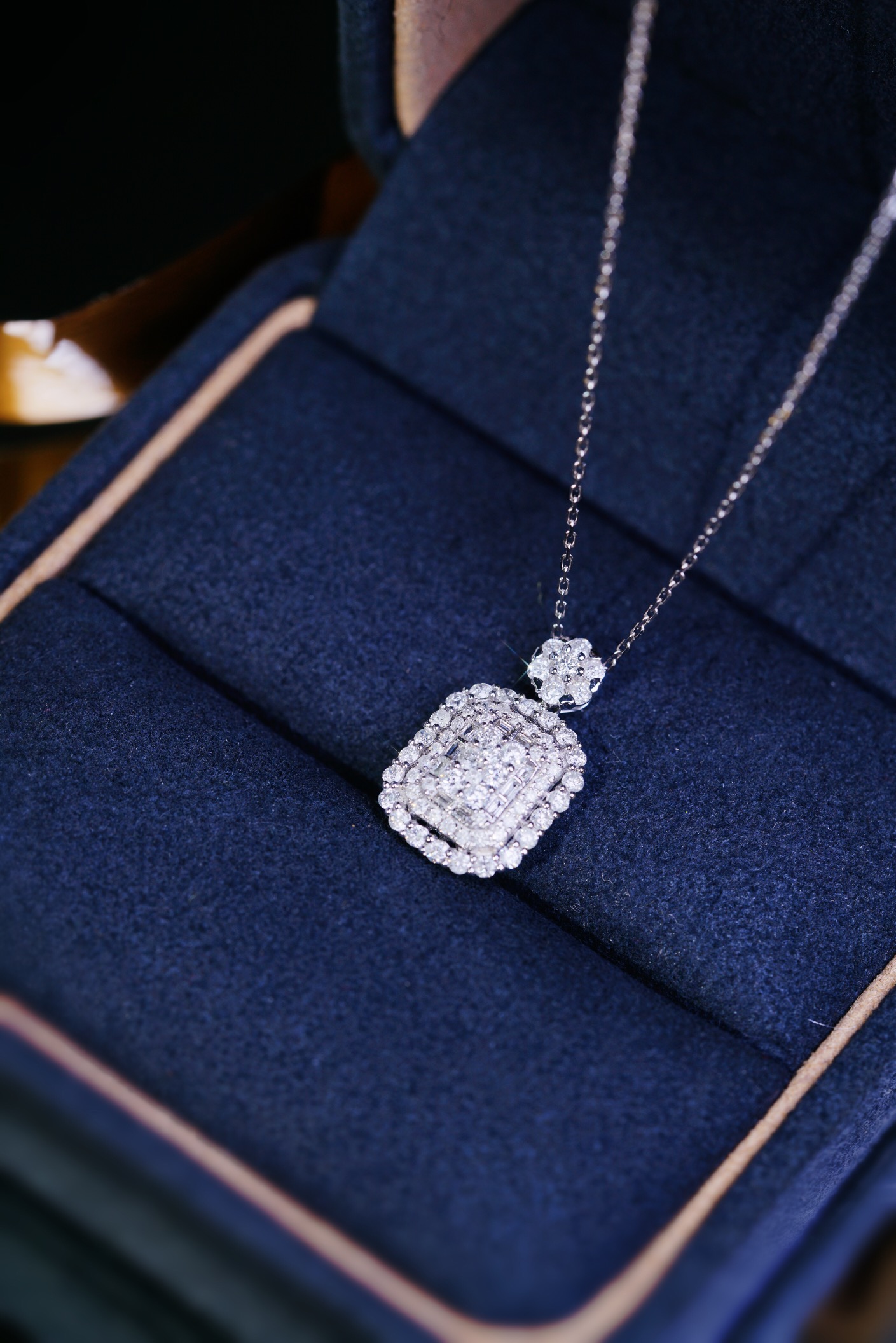 18k gold pendant with 0.90ct natural diamond (chain not included)
