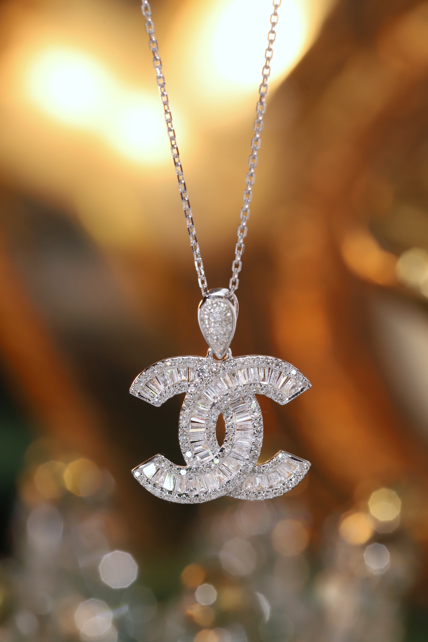 18k gold pendant with a natural diamond of 0.60ct (chain not included)
