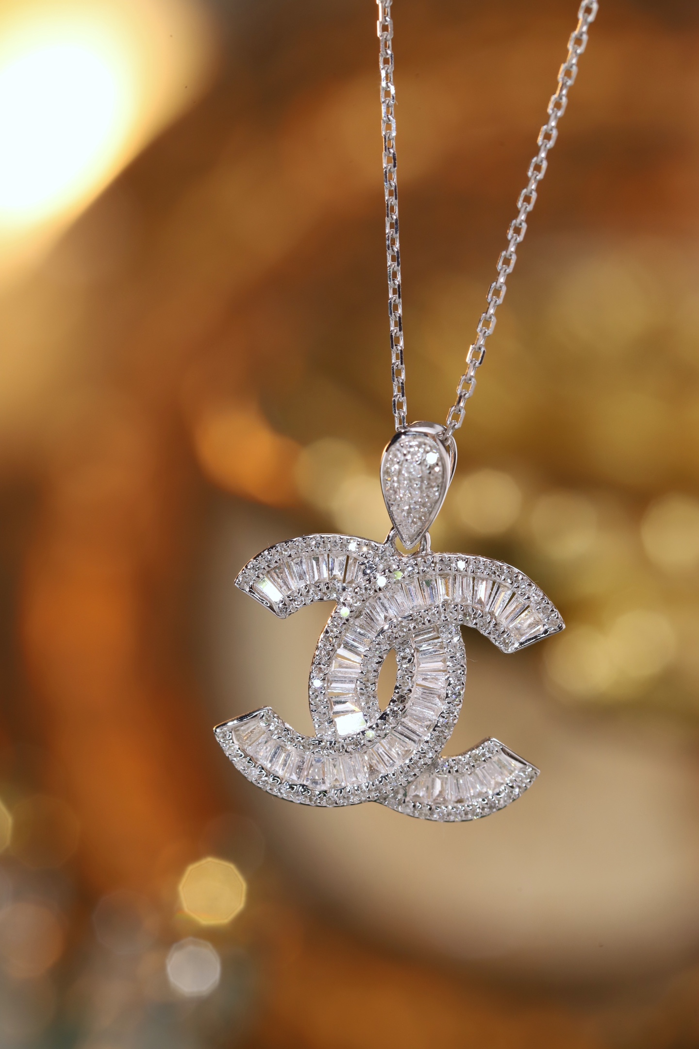 18k gold pendant with a natural diamond of 0.60ct (chain not included)