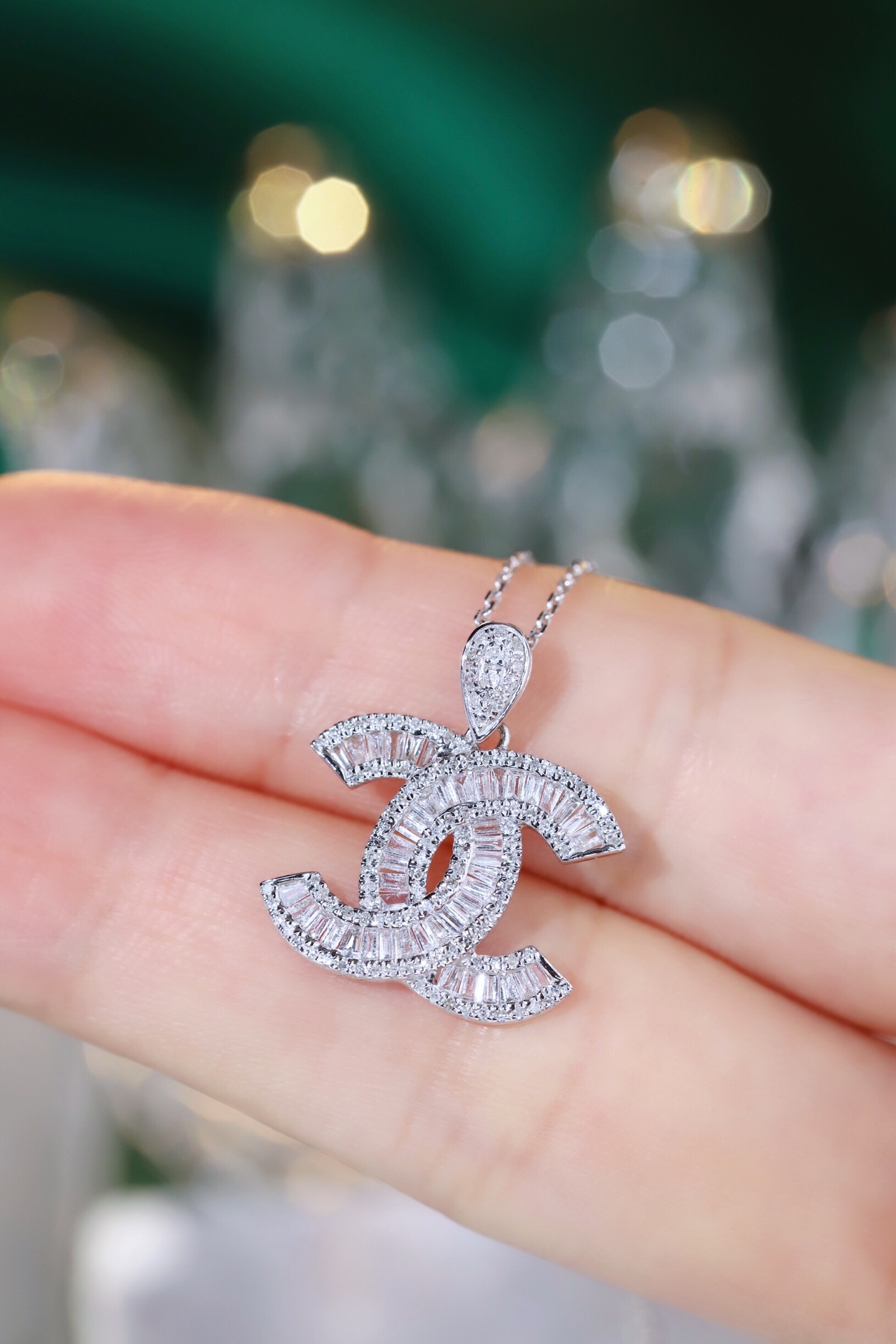 18k gold pendant with a natural diamond of 0.60ct (chain not included)