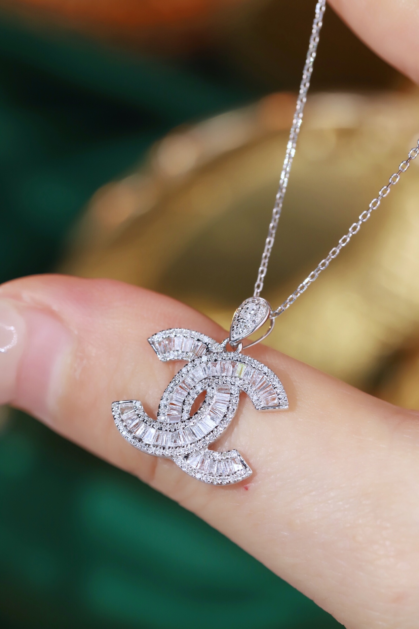 18k gold pendant with a natural diamond of 0.60ct (chain not included)