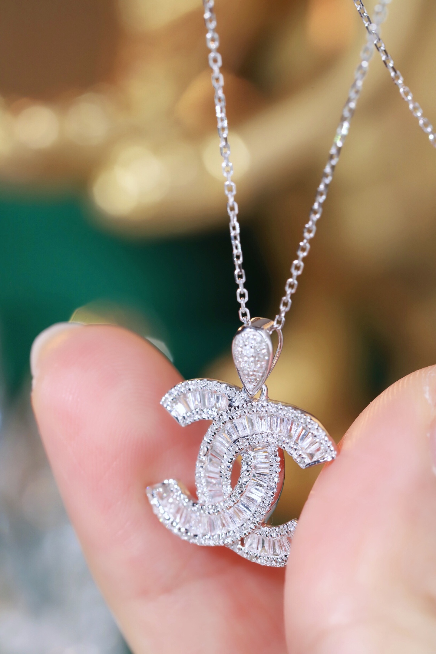 18k gold pendant with a natural diamond of 0.60ct (chain not included)