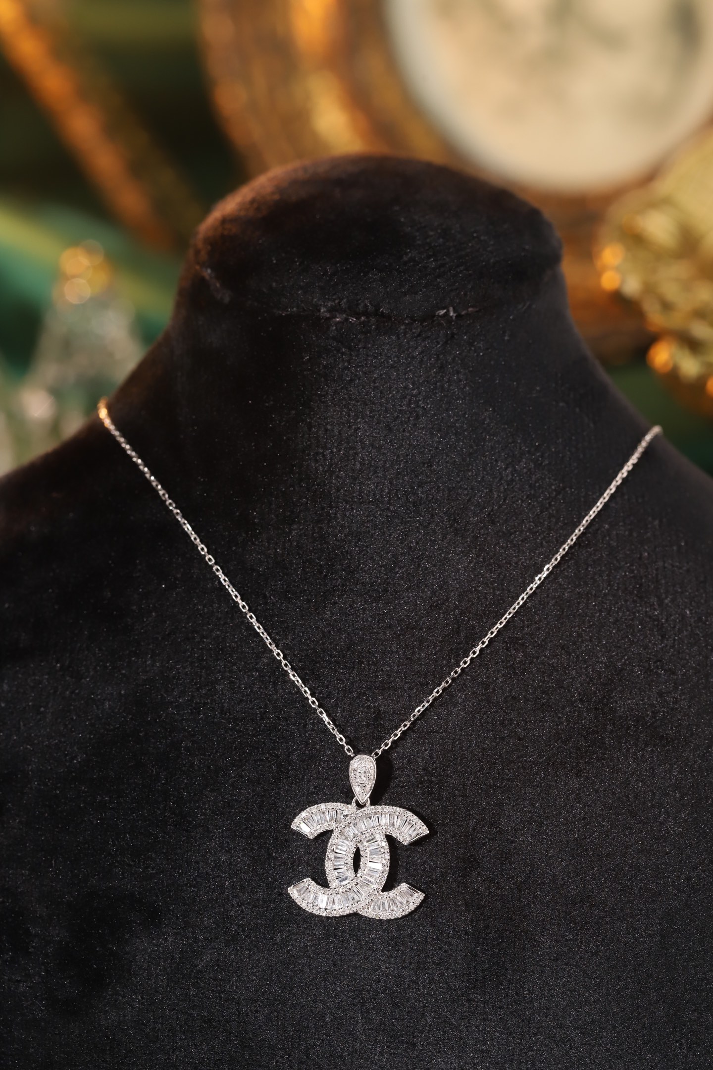 18k gold pendant with a natural diamond of 0.60ct (chain not included)